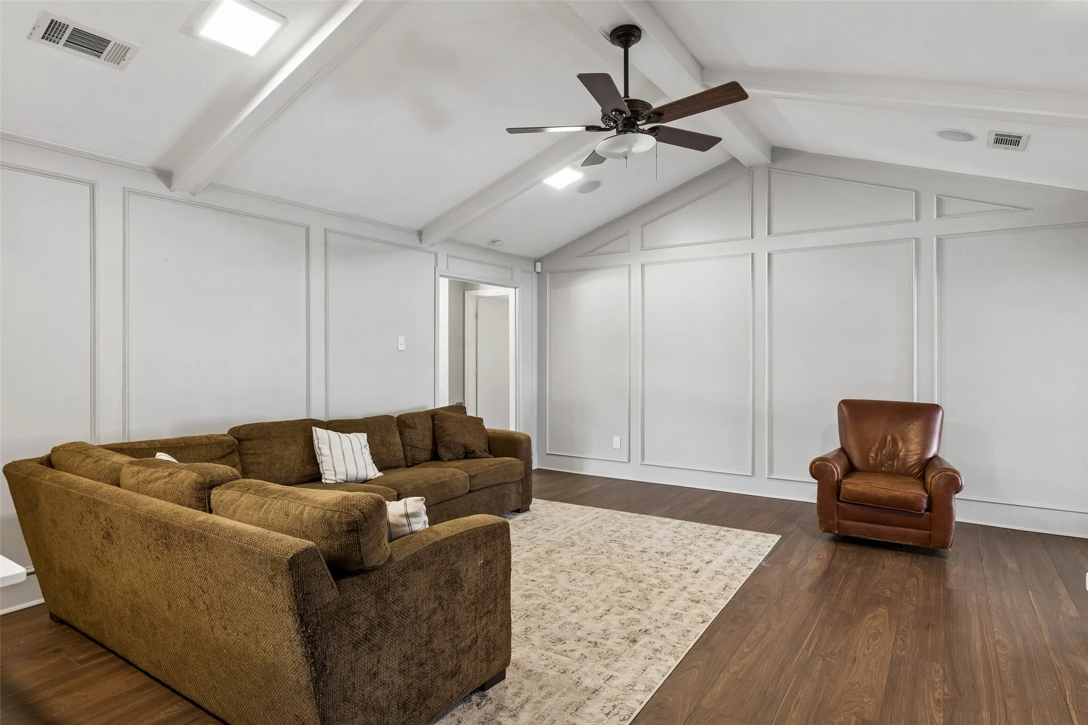 Single Family Residence For Sale in Dallas County , 602 Wentworth Drive, Richardson, Texas 75081, 5 Bedroom, 3 Bathroom, 2 Garage spaces, 2,402 Sqft, built in 1977, mls#21317496, Real Estate Agent in Richardson, Homes For Sale in Dallas county, Homes For Sale in Richardson, Realtor in Richardson Texas, Real Estate Brokerage Independent Realty Texas, Luminita Cordes Realtor