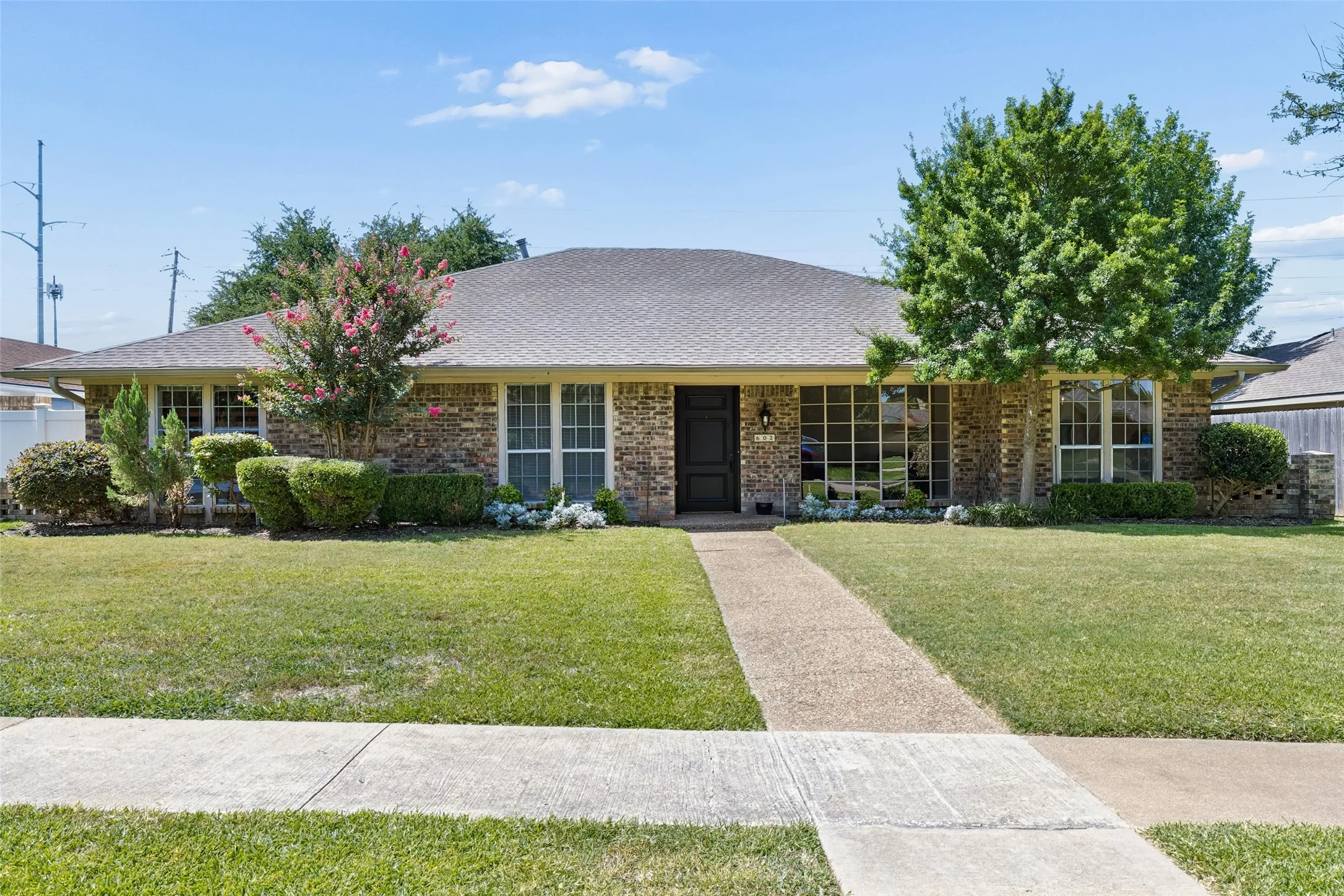 Single Family Residence For Sale in Dallas County , 602 Wentworth Drive, Richardson, Texas 75081, 5 Bedroom, 3 Bathroom, 2 Garage spaces, 2,402 Sqft, built in 1977, mls#21317496, Real Estate Agent in Richardson, Homes For Sale in Dallas county, Homes For Sale in Richardson, Realtor in Richardson Texas, Real Estate Brokerage Independent Realty Texas, Luminita Cordes Realtor