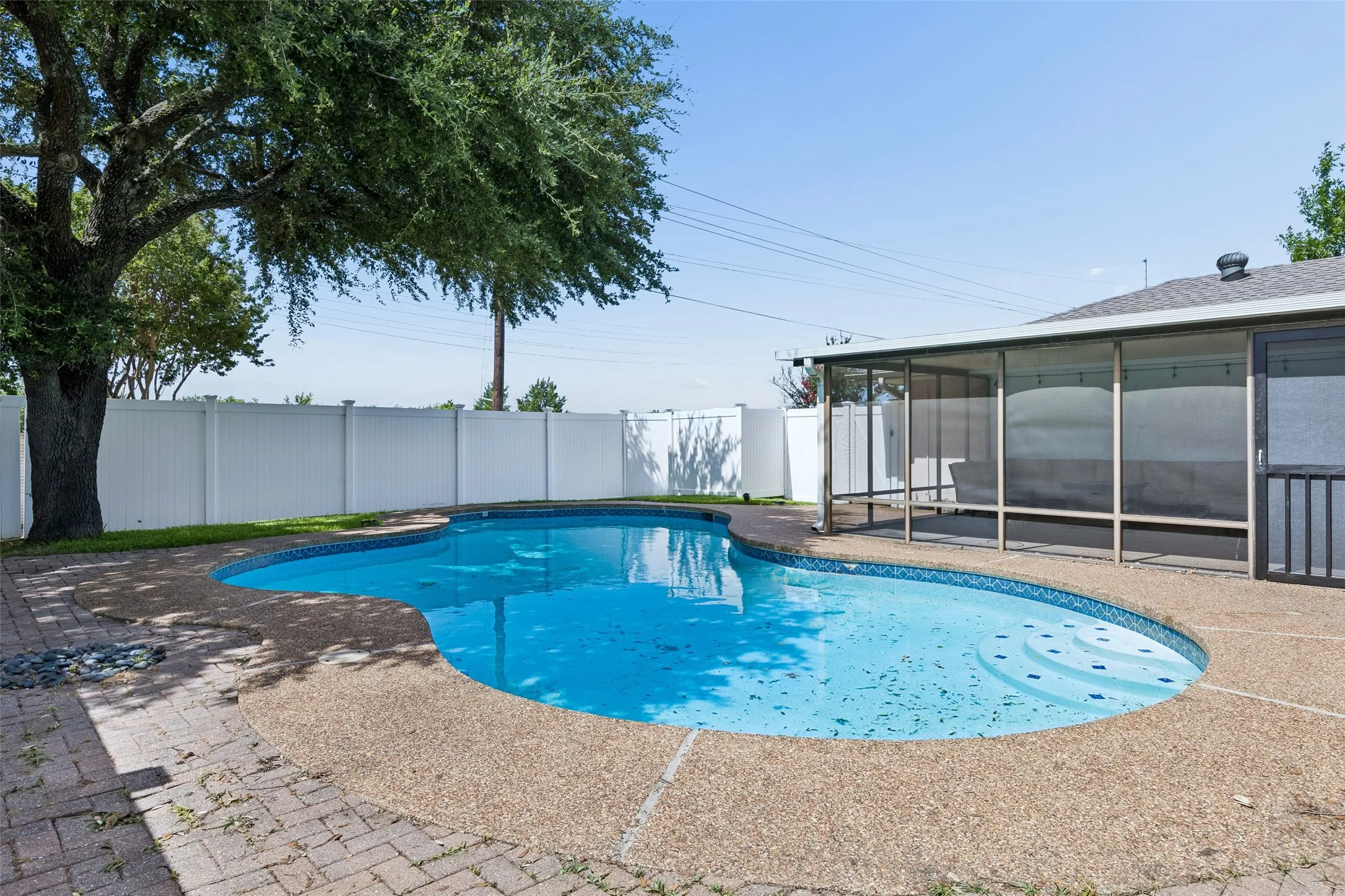 Single Family Residence For Sale in Dallas County , 602 Wentworth Drive, Richardson, Texas 75081, 5 Bedroom, 3 Bathroom, 2 Garage spaces, 2,402 Sqft, built in 1977, mls#21317496, Real Estate Agent in Richardson, Homes For Sale in Dallas county, Homes For Sale in Richardson, Realtor in Richardson Texas, Real Estate Brokerage Independent Realty Texas, Luminita Cordes Realtor