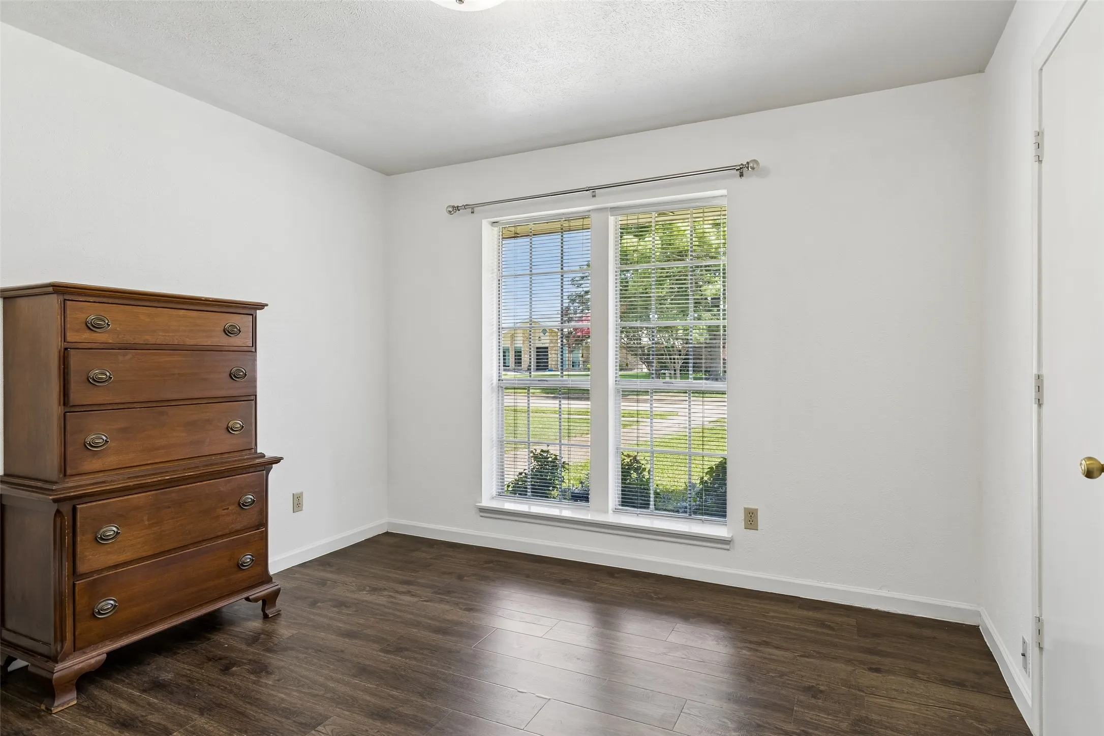 Single Family Residence For Sale in Dallas County , 602 Wentworth Drive, Richardson, Texas 75081, 5 Bedroom, 3 Bathroom, 2 Garage spaces, 2,402 Sqft, built in 1977, mls#21317496, Real Estate Agent in Richardson, Homes For Sale in Dallas county, Homes For Sale in Richardson, Realtor in Richardson Texas, Real Estate Brokerage Independent Realty Texas, Luminita Cordes Realtor