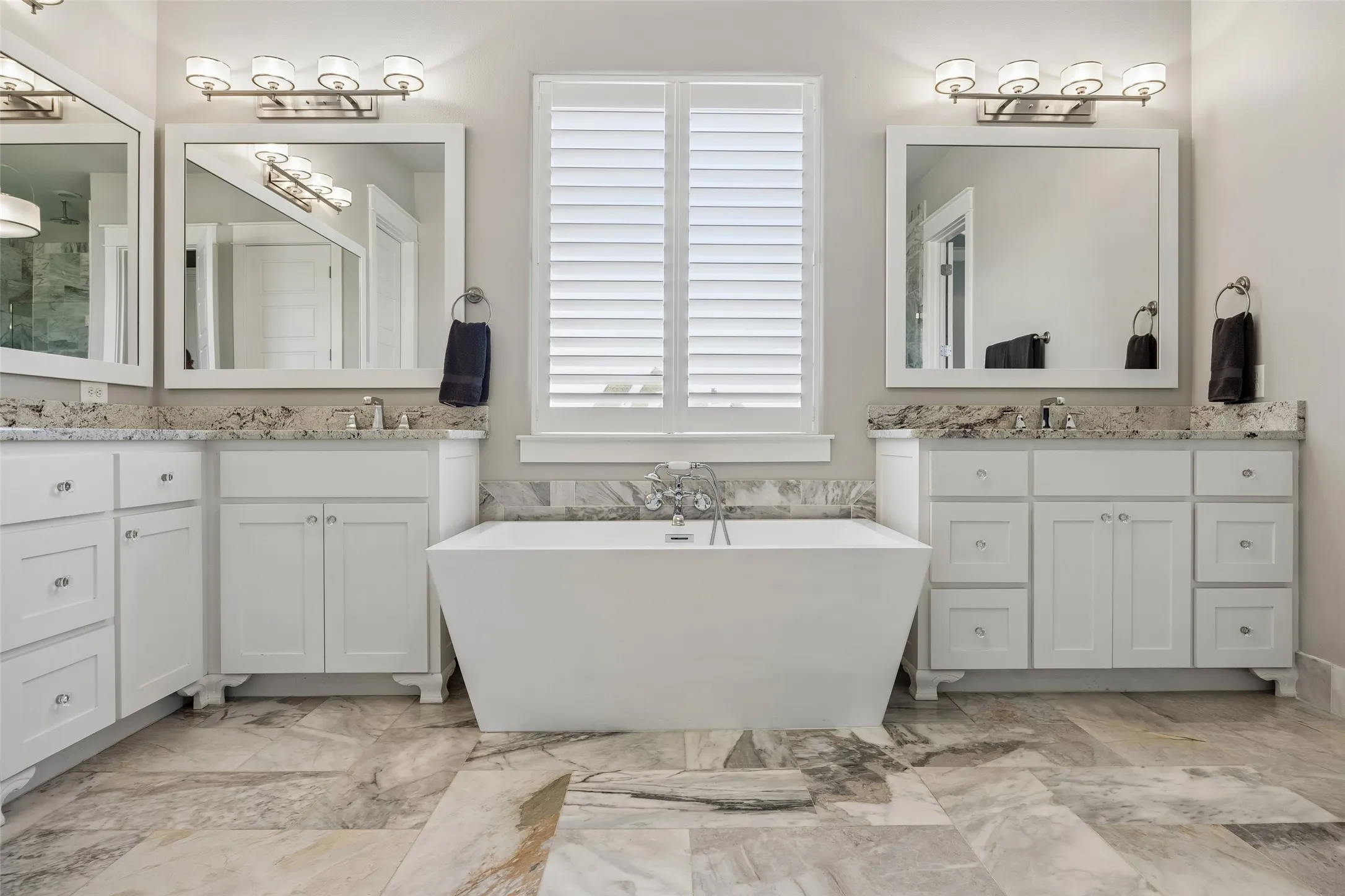 Single Family Residence For Sale in Parker County , 107 Brazos Court, Aledo, Texas 76008, 4 Bedroom, 5 Bathroom, 6 Garage spaces, 4,254 Sqft, built in 2015, mls#21309093, Real Estate Agent in Aledo, Homes For Sale in Parker county, Homes For Sale in Aledo, Realtor in Aledo Texas, Real Estate Brokerage Independent Realty Texas, Luminita Cordes Realtor