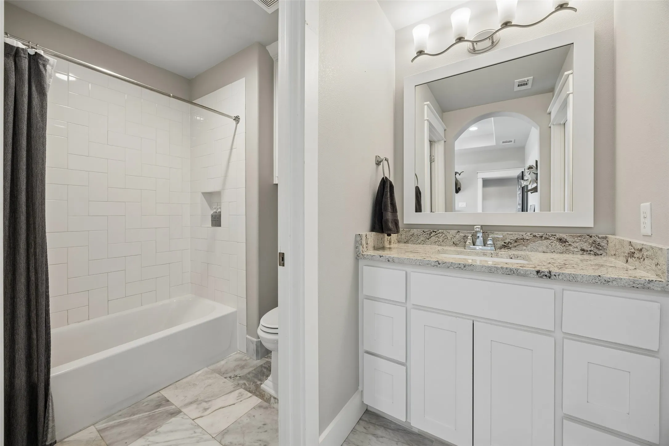 Single Family Residence For Sale in Parker County , 107 Brazos Court, Aledo, Texas 76008, 4 Bedroom, 5 Bathroom, 6 Garage spaces, 4,254 Sqft, built in 2015, mls#21309093, Real Estate Agent in Aledo, Homes For Sale in Parker county, Homes For Sale in Aledo, Realtor in Aledo Texas, Real Estate Brokerage Independent Realty Texas, Luminita Cordes Realtor