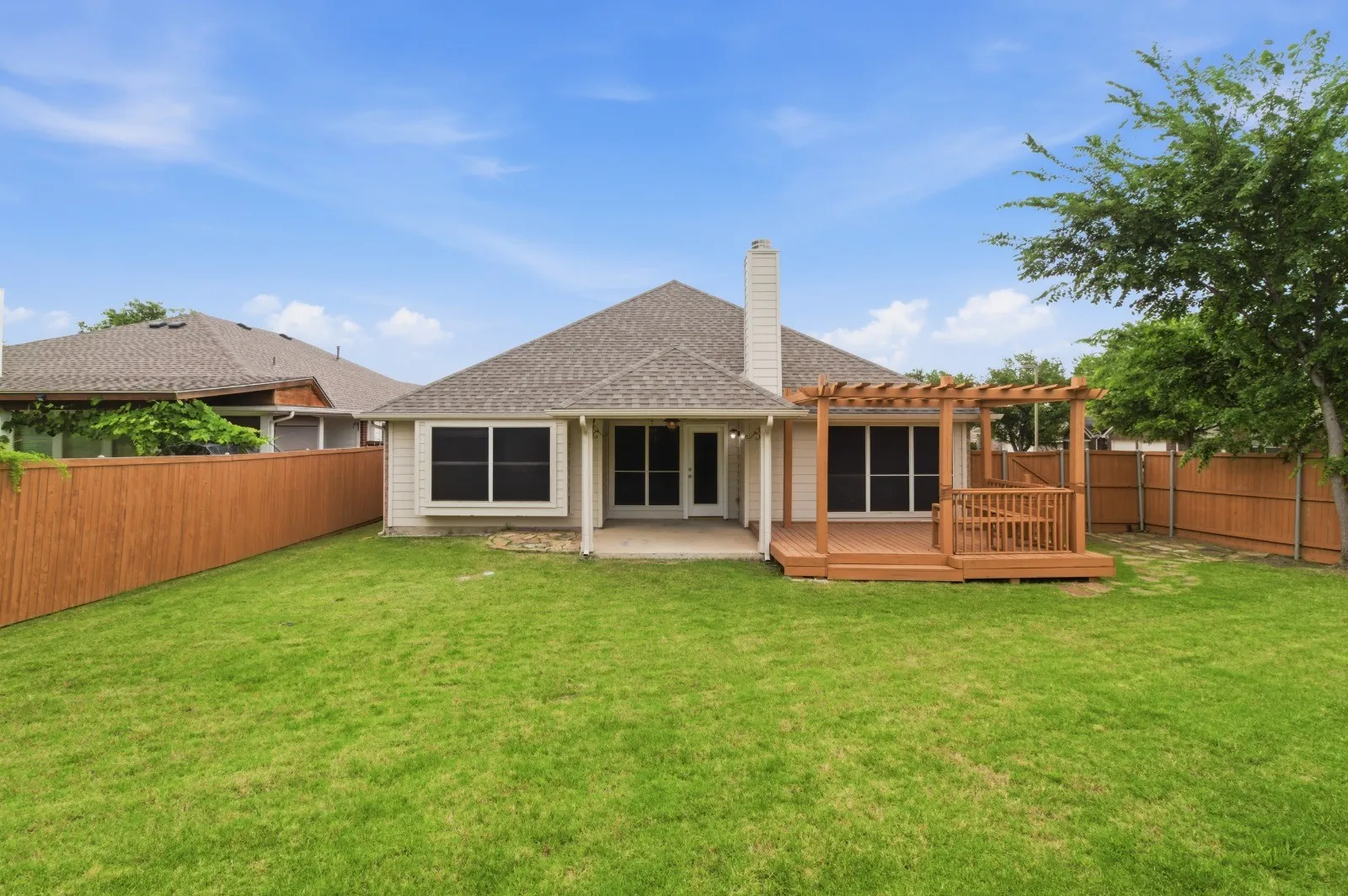 Single Family Residence For Sale in Dallas County , 6803 Hillwood Drive, Sachse, Texas 75048, 3 Bedroom, 2 Bathroom, 2 Garage spaces, 1,830 Sqft, built in 2002, mls#21319384, Real Estate Agent in Sachse, Homes For Sale in Dallas county, Homes For Sale in Sachse, Realtor in Sachse Texas, Real Estate Brokerage Independent Realty Texas, Luminita Cordes Realtor