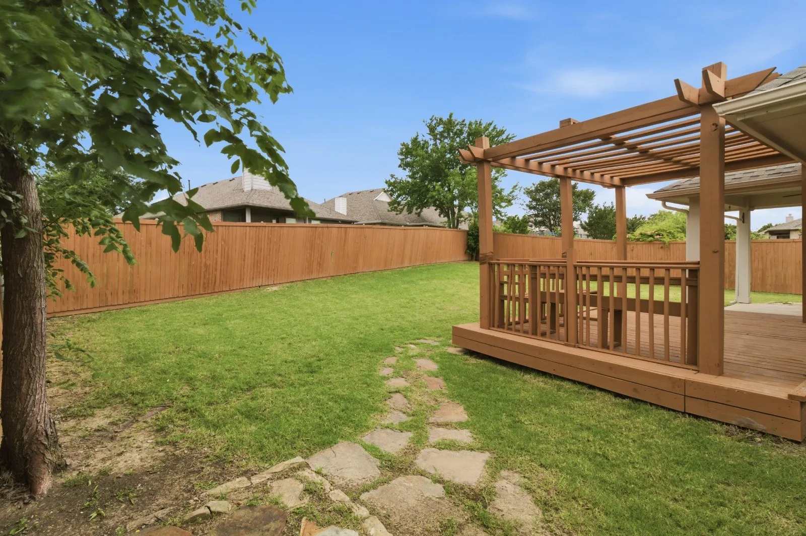 Single Family Residence For Sale in Dallas County , 6803 Hillwood Drive, Sachse, Texas 75048, 3 Bedroom, 2 Bathroom, 2 Garage spaces, 1,830 Sqft, built in 2002, mls#21319384, Real Estate Agent in Sachse, Homes For Sale in Dallas county, Homes For Sale in Sachse, Realtor in Sachse Texas, Real Estate Brokerage Independent Realty Texas, Luminita Cordes Realtor