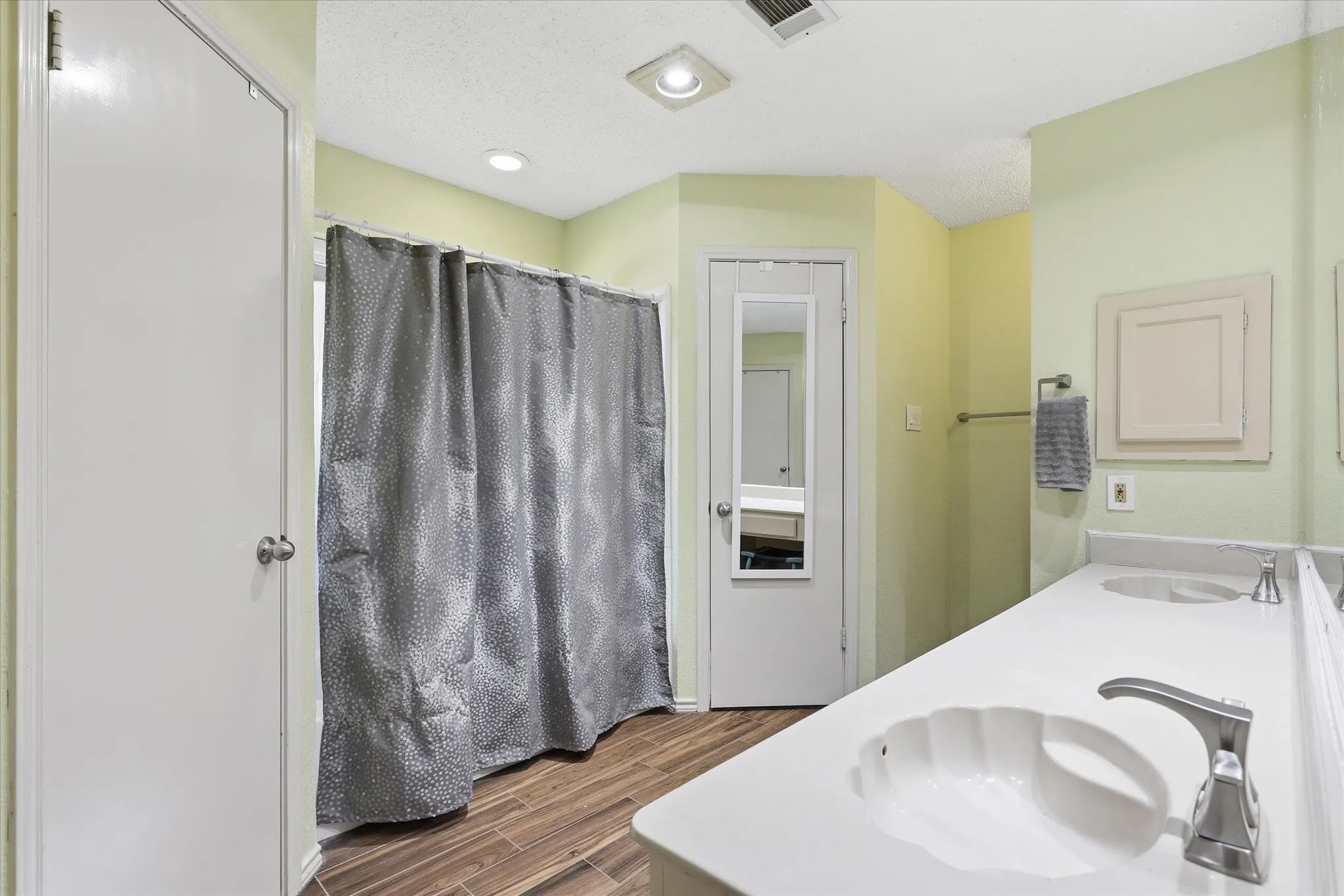 Single Family Residence For Sale in Collin County , 1017 Spicewood Drive, Plano, Texas 75025, 3 Bedroom, 2 Bathroom, 2 Garage spaces, 1,741 Sqft, built in 1986, mls#21318482, Real Estate Agent in Plano, Homes For Sale in Collin county, Homes For Sale in Plano, Realtor in Plano Texas, Real Estate Brokerage Independent Realty Texas, Luminita Cordes Realtor