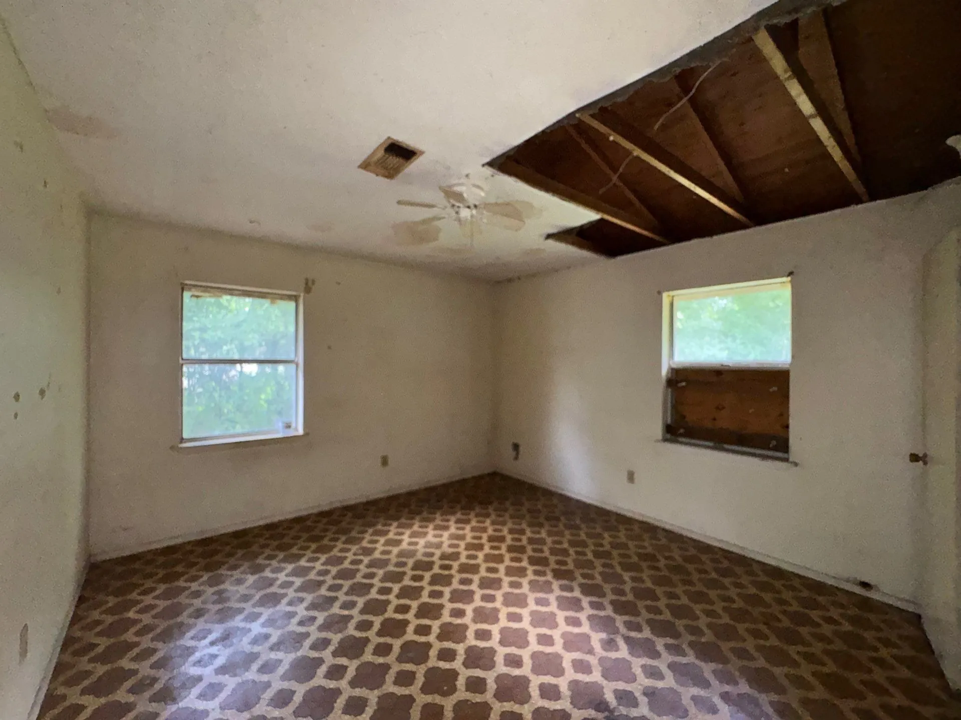 Single Family Residence For Sale in Hopkins County , 321 Beckham Street W, Sulphur Springs, Texas 75482, 2 Bedroom, 1 Bathroom, Garage spaces, 784 Sqft, built in 1945, mls#21316812, Real Estate Agent in Sulphur Springs, Homes For Sale in Hopkins county, Homes For Sale in Sulphur Springs, Realtor in Sulphur Springs Texas, Real Estate Brokerage Independent Realty Texas, Luminita Cordes Realtor