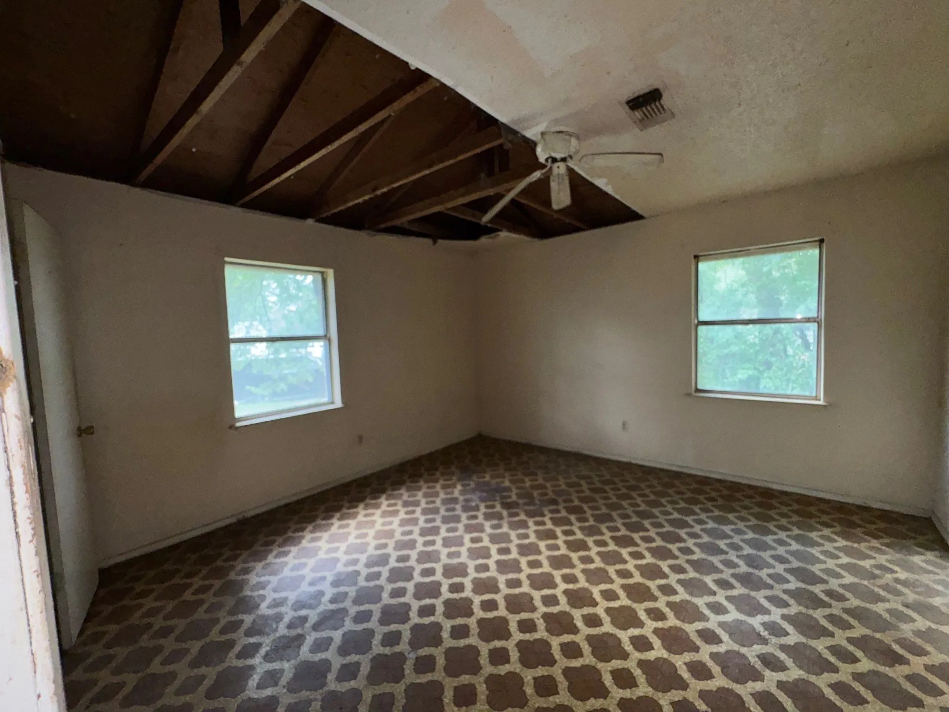 Single Family Residence For Sale in Hopkins County , 321 Beckham Street W, Sulphur Springs, Texas 75482, 2 Bedroom, 1 Bathroom, Garage spaces, 784 Sqft, built in 1945, mls#21316812, Real Estate Agent in Sulphur Springs, Homes For Sale in Hopkins county, Homes For Sale in Sulphur Springs, Realtor in Sulphur Springs Texas, Real Estate Brokerage Independent Realty Texas, Luminita Cordes Realtor