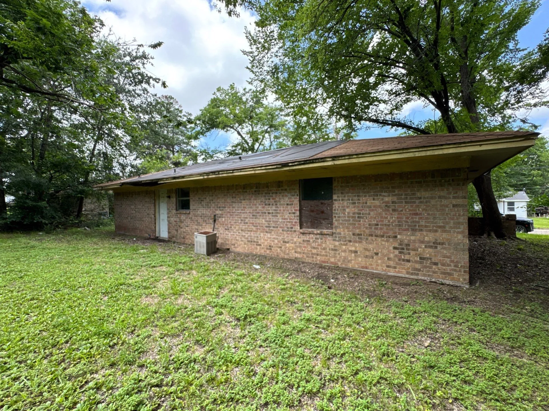 Single Family Residence For Sale in Hopkins County , 321 Beckham Street W, Sulphur Springs, Texas 75482, 2 Bedroom, 1 Bathroom, Garage spaces, 784 Sqft, built in 1945, mls#21316812, Real Estate Agent in Sulphur Springs, Homes For Sale in Hopkins county, Homes For Sale in Sulphur Springs, Realtor in Sulphur Springs Texas, Real Estate Brokerage Independent Realty Texas, Luminita Cordes Realtor