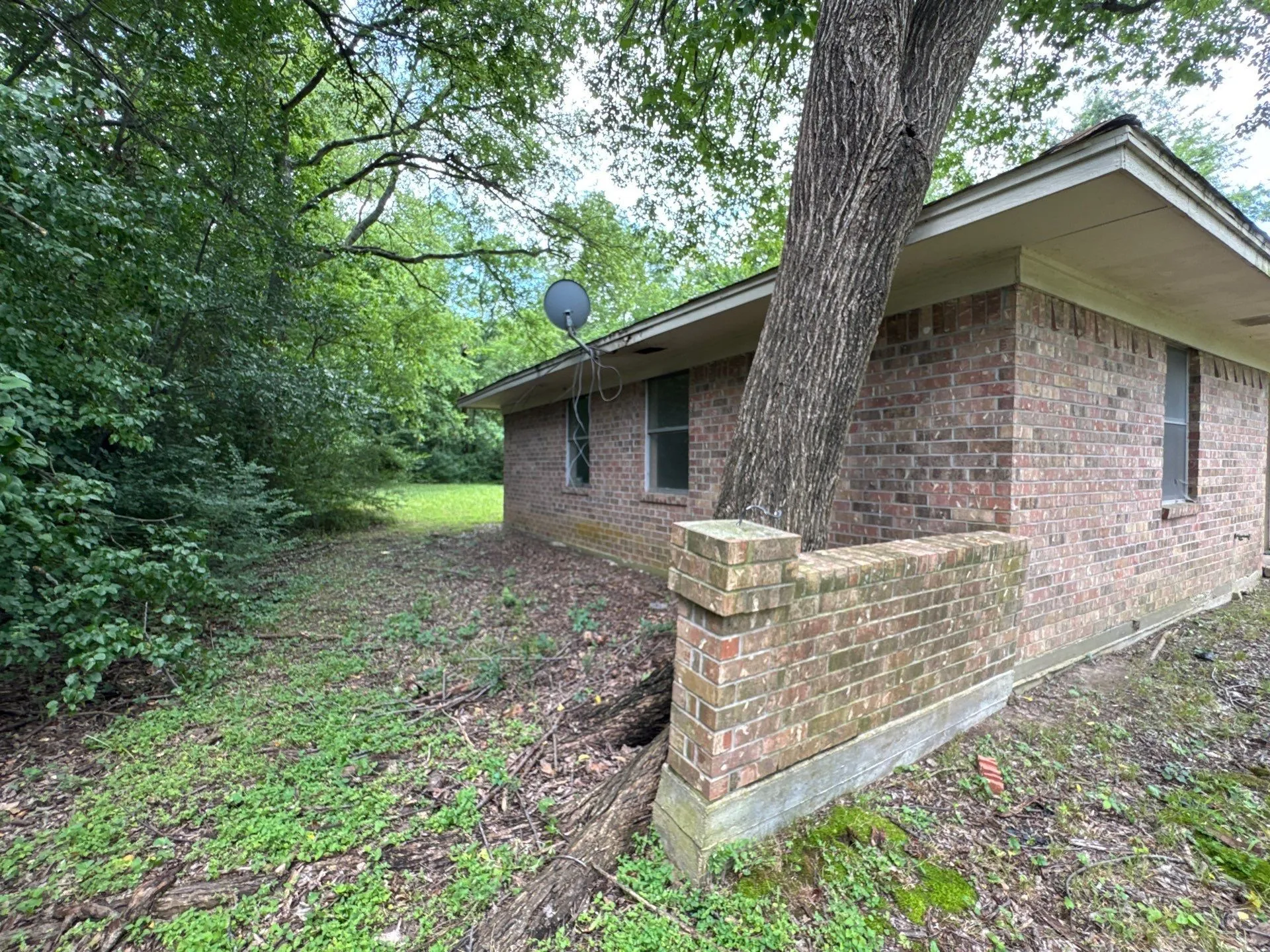 Single Family Residence For Sale in Hopkins County , 321 Beckham Street W, Sulphur Springs, Texas 75482, 2 Bedroom, 1 Bathroom, Garage spaces, 784 Sqft, built in 1945, mls#21316812, Real Estate Agent in Sulphur Springs, Homes For Sale in Hopkins county, Homes For Sale in Sulphur Springs, Realtor in Sulphur Springs Texas, Real Estate Brokerage Independent Realty Texas, Luminita Cordes Realtor