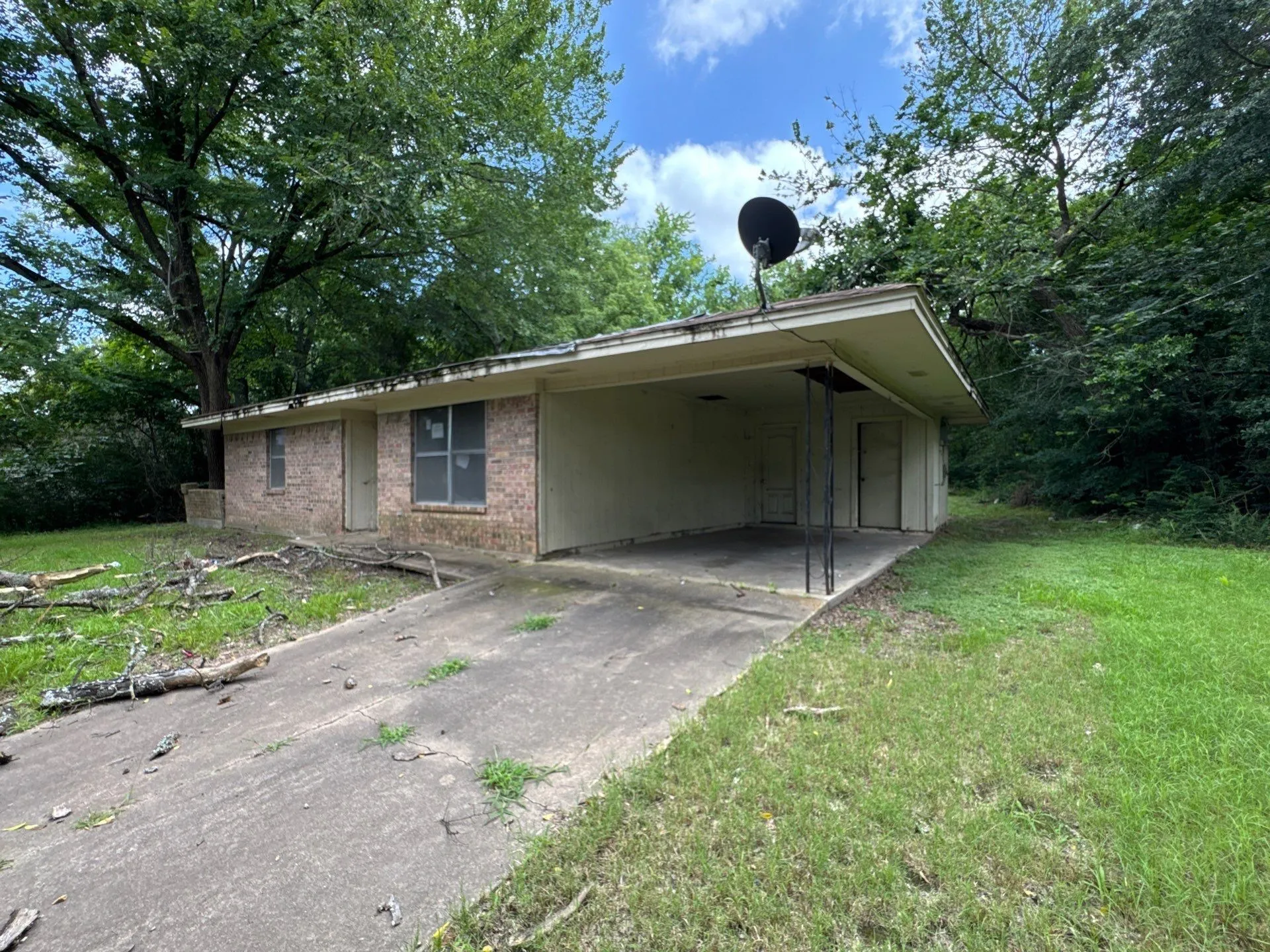 Single Family Residence For Sale in Hopkins County , 321 Beckham Street W, Sulphur Springs, Texas 75482, 2 Bedroom, 1 Bathroom, Garage spaces, 784 Sqft, built in 1945, mls#21316812, Real Estate Agent in Sulphur Springs, Homes For Sale in Hopkins county, Homes For Sale in Sulphur Springs, Realtor in Sulphur Springs Texas, Real Estate Brokerage Independent Realty Texas, Luminita Cordes Realtor