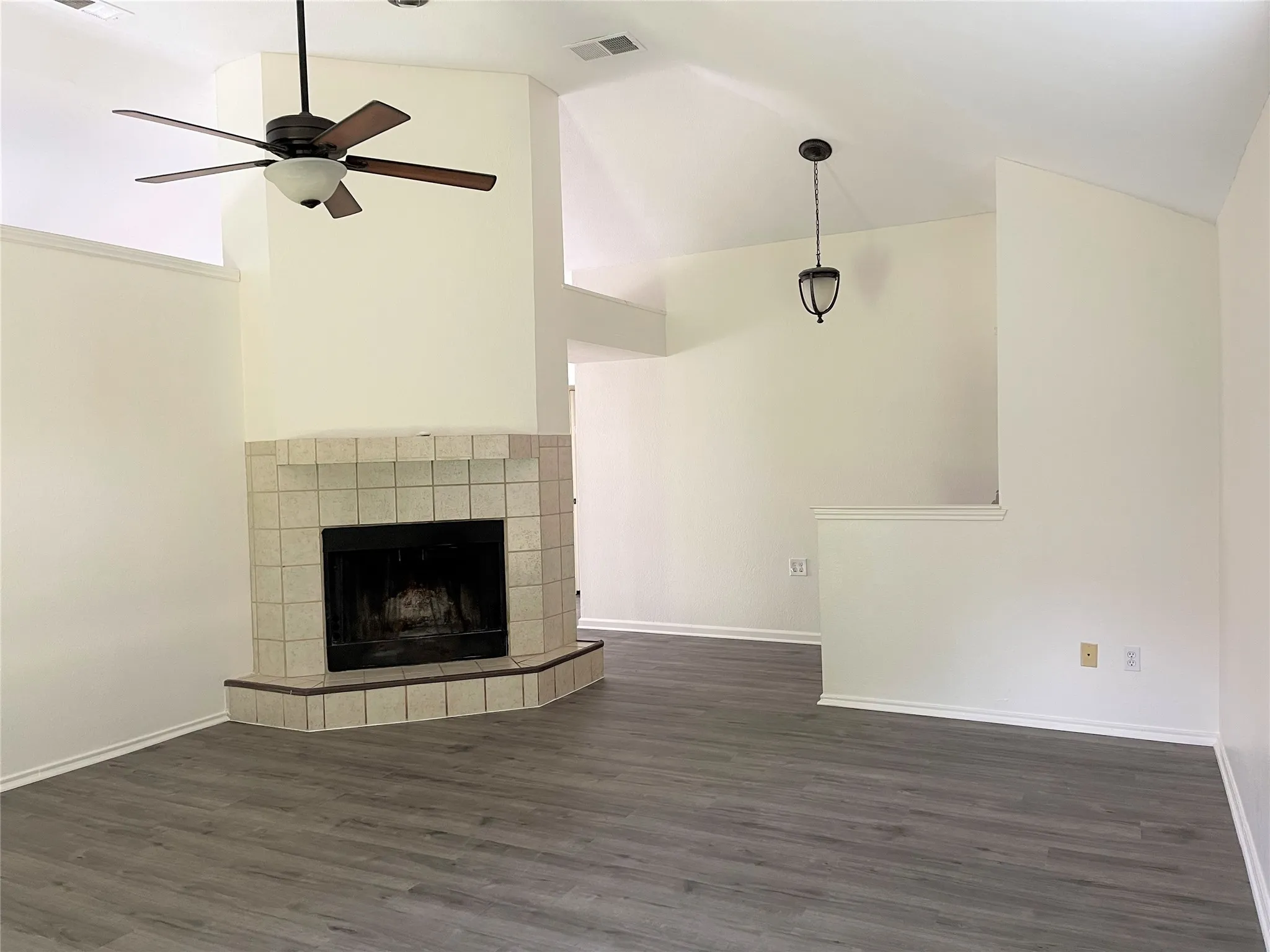 Single Family Residence For Rent in Dallas County , 621 Phillips Drive, Coppell, Texas 75019, 3 Bedroom, 2 Bathroom, 2 Garage spaces, 1,377 Sqft, built in 1986, mls#21319413, Real Estate Agent in Coppell, Homes For Rent in Dallas county, Homes For Rent in Coppell, Realtor in Coppell Texas, Real Estate Brokerage Independent Realty Texas, Luminita Cordes Realtor