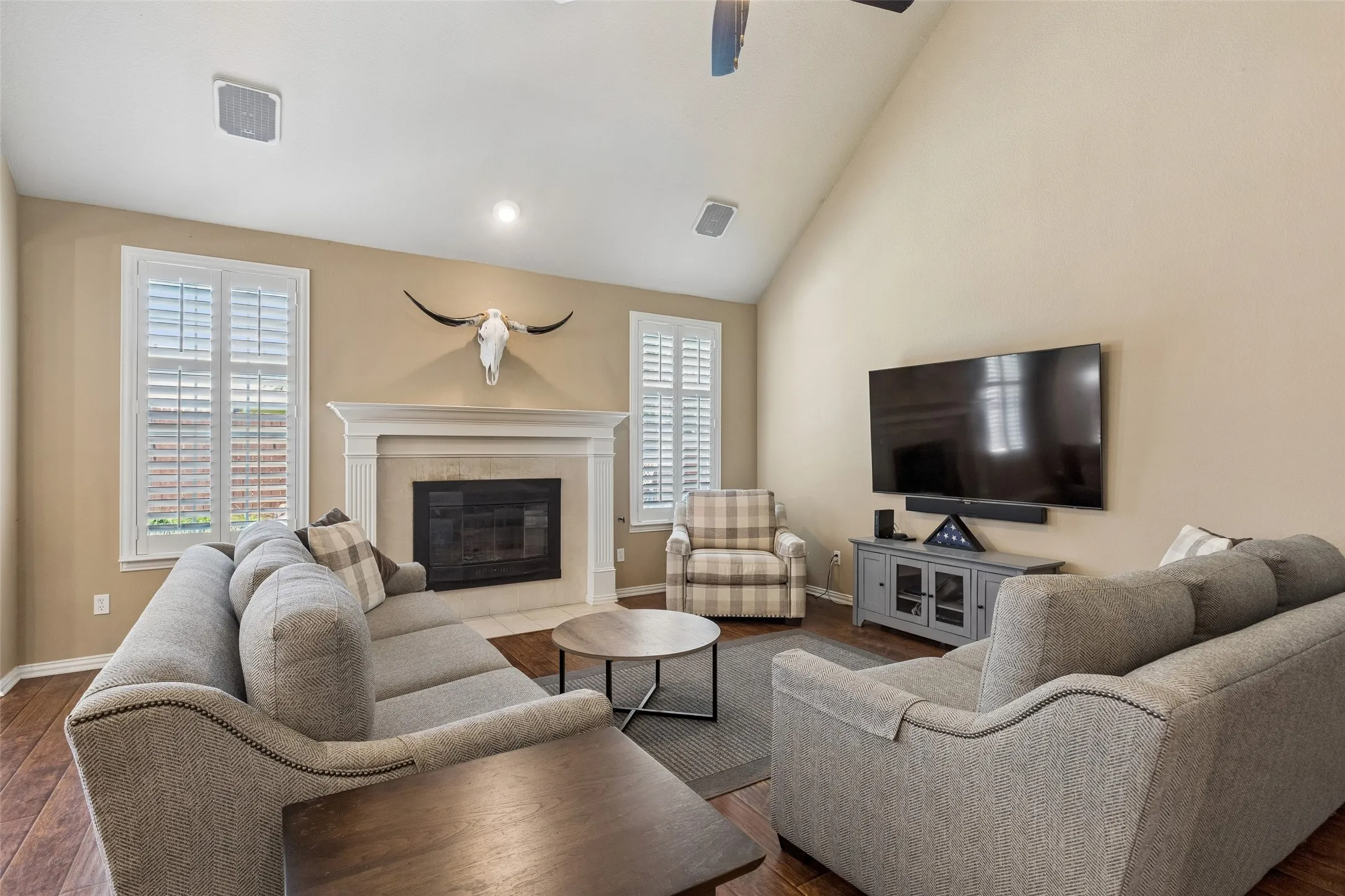 Single Family Residence For Sale in Tarrant County , 2416 Bonham Trail, Grapevine, Texas 76051, 4 Bedroom, 3 Bathroom, 2 Garage spaces, 2,937 Sqft, built in 1994, mls#21317511, Real Estate Agent in Grapevine, Homes For Sale in Tarrant county, Homes For Sale in Grapevine, Realtor in Grapevine Texas, Real Estate Brokerage Independent Realty Texas, Luminita Cordes Realtor