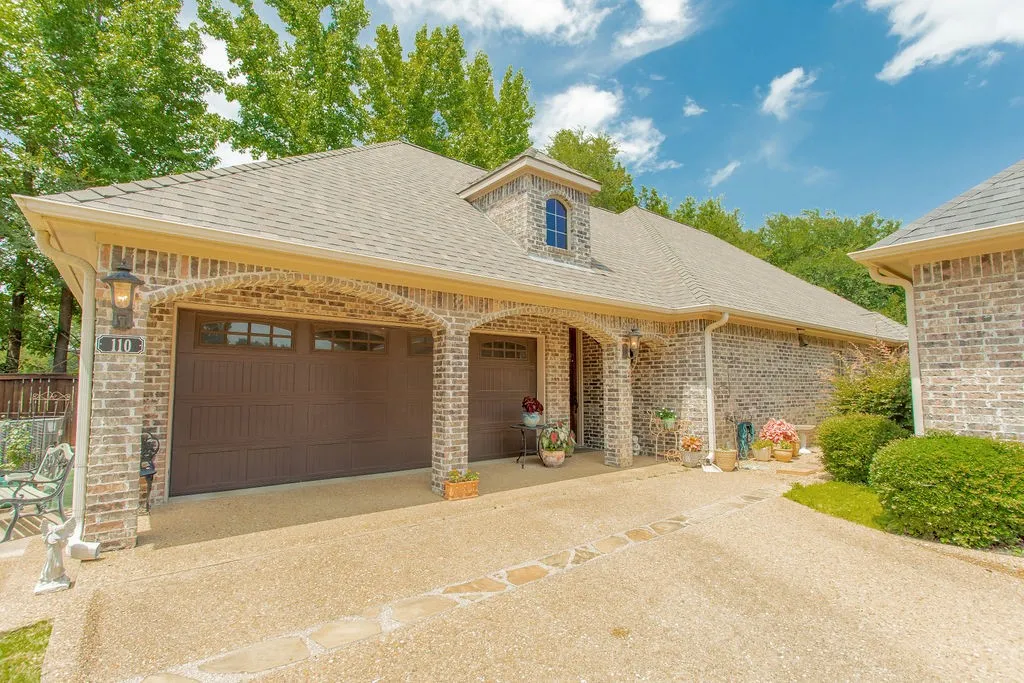 Single Family Residence For Sale in Smith County , 110 Timber Creek Court, Lindale, Texas 75771, 3 Bedrooms, 2 Bathrooms, 2 Garage spaces, 1,633 Sqft, built in 2010, Price $298,500, mls#21319448, Real Estate Agent in Lindale, Homes For Sale in Smith county, Homes For Sale in Lindale, Realtor in Lindale Texas, Real Estate Brokerage Independent Realty Texas, Luminita Cordes Realtor