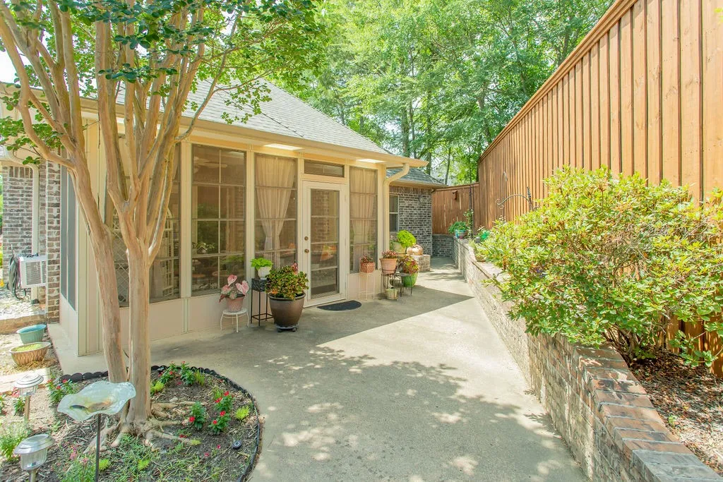 Single Family Residence For Sale in Smith County , 110 Timber Creek Court, Lindale, Texas 75771, 3 Bedrooms, 2 Bathrooms, 2 Garage spaces, 1,633 Sqft, built in 2010, Price $298,500, mls#21319448, Real Estate Agent in Lindale, Homes For Sale in Smith county, Homes For Sale in Lindale, Realtor in Lindale Texas, Real Estate Brokerage Independent Realty Texas, Luminita Cordes Realtor