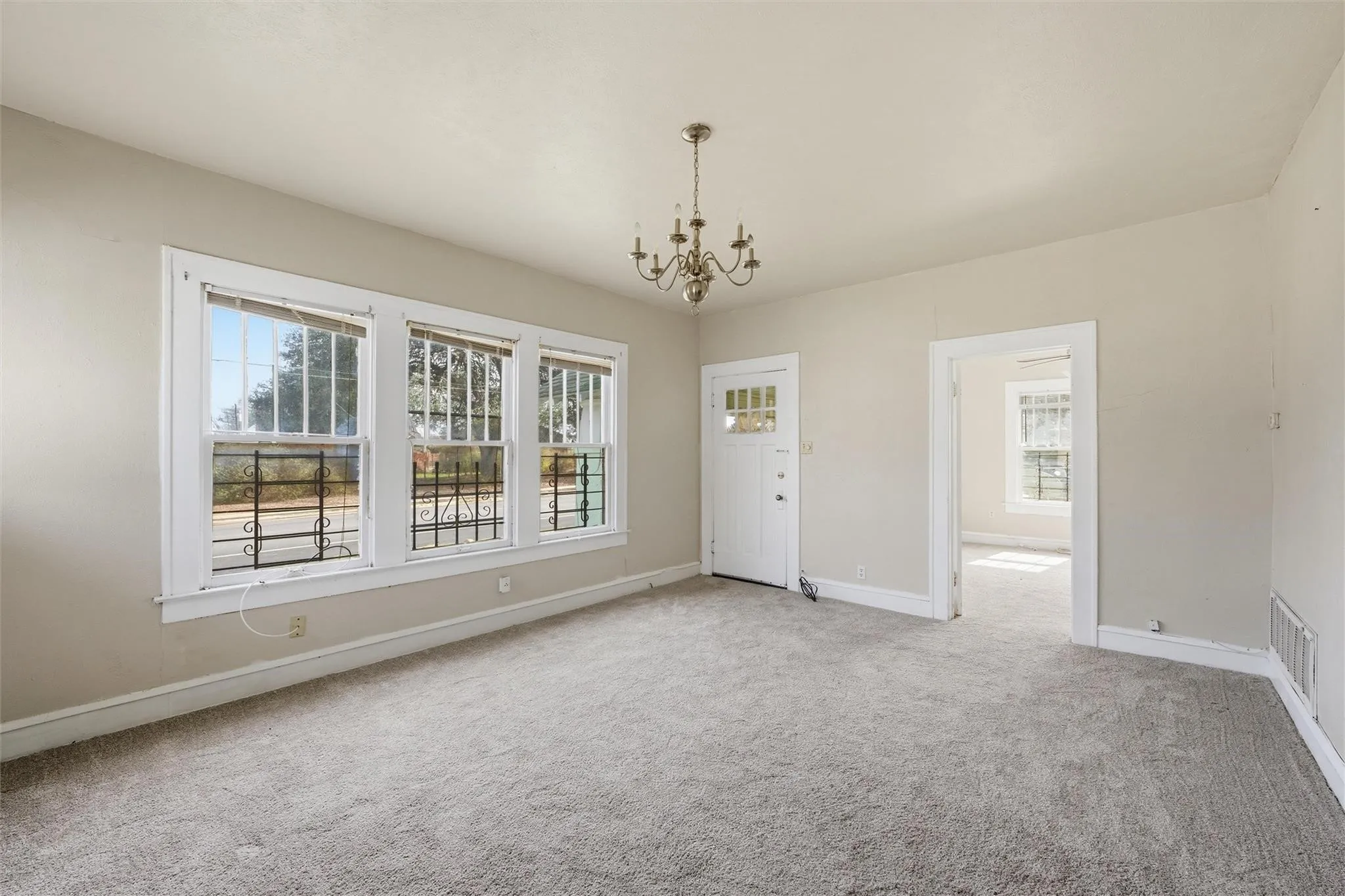 Single Family Residence For Sale in Mc Lennan County , 2012 N 5th Street, Waco, Texas 76708, 3 Bedroom, 2 Bathroom, Garage spaces, 1,402 Sqft, built in 1920, mls#21319132, Real Estate Agent in Waco, Homes For Sale in Mc Lennan county, Homes For Sale in Waco, Realtor in Waco Texas, Real Estate Brokerage Independent Realty Texas, Luminita Cordes Realtor