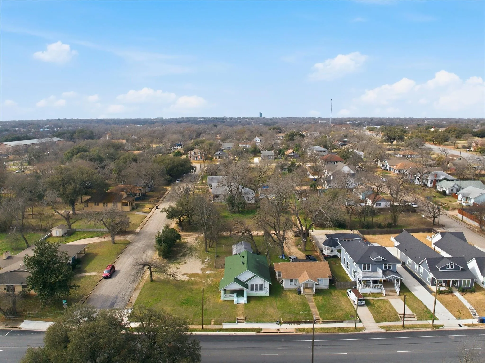 Single Family Residence For Sale in Mc Lennan County , 2012 N 5th Street, Waco, Texas 76708, 3 Bedroom, 2 Bathroom, Garage spaces, 1,402 Sqft, built in 1920, mls#21319132, Real Estate Agent in Waco, Homes For Sale in Mc Lennan county, Homes For Sale in Waco, Realtor in Waco Texas, Real Estate Brokerage Independent Realty Texas, Luminita Cordes Realtor