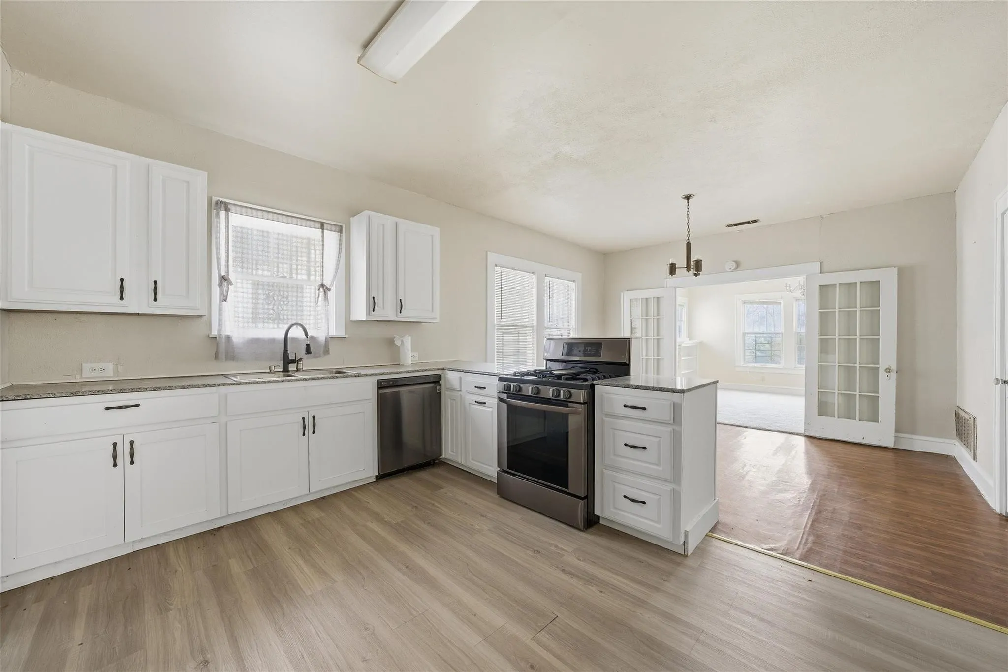 Single Family Residence For Sale in Mc Lennan County , 2012 N 5th Street, Waco, Texas 76708, 3 Bedroom, 2 Bathroom, Garage spaces, 1,402 Sqft, built in 1920, mls#21319132, Real Estate Agent in Waco, Homes For Sale in Mc Lennan county, Homes For Sale in Waco, Realtor in Waco Texas, Real Estate Brokerage Independent Realty Texas, Luminita Cordes Realtor