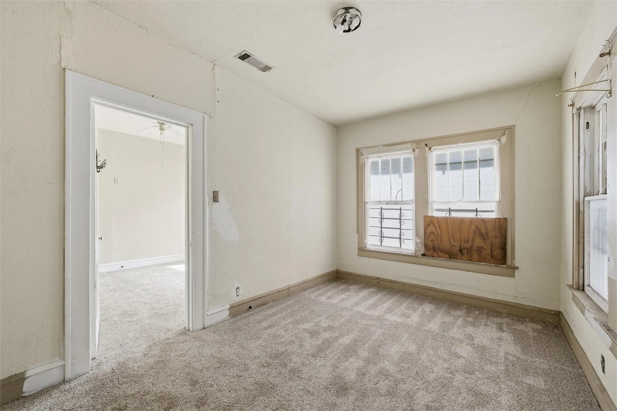 Single Family Residence For Sale in Mc Lennan County , 2012 N 5th Street, Waco, Texas 76708, 3 Bedroom, 2 Bathroom, Garage spaces, 1,402 Sqft, built in 1920, mls#21319132, Real Estate Agent in Waco, Homes For Sale in Mc Lennan county, Homes For Sale in Waco, Realtor in Waco Texas, Real Estate Brokerage Independent Realty Texas, Luminita Cordes Realtor