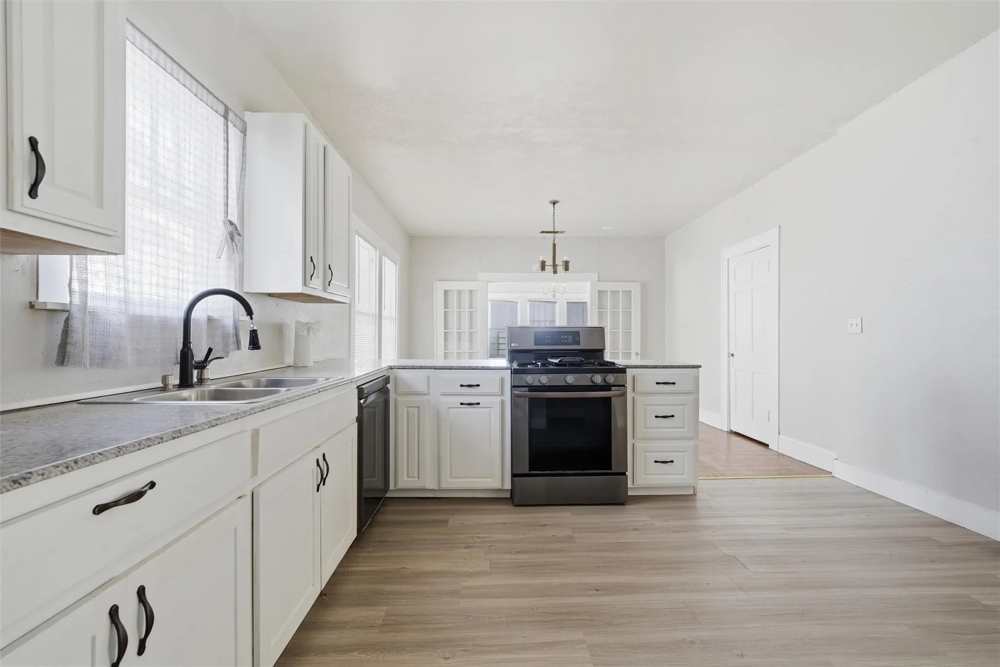 Single Family Residence For Sale in Mc Lennan County , 2012 N 5th Street, Waco, Texas 76708, 3 Bedroom, 2 Bathroom, Garage spaces, 1,402 Sqft, built in 1920, mls#21319132, Real Estate Agent in Waco, Homes For Sale in Mc Lennan county, Homes For Sale in Waco, Realtor in Waco Texas, Real Estate Brokerage Independent Realty Texas, Luminita Cordes Realtor