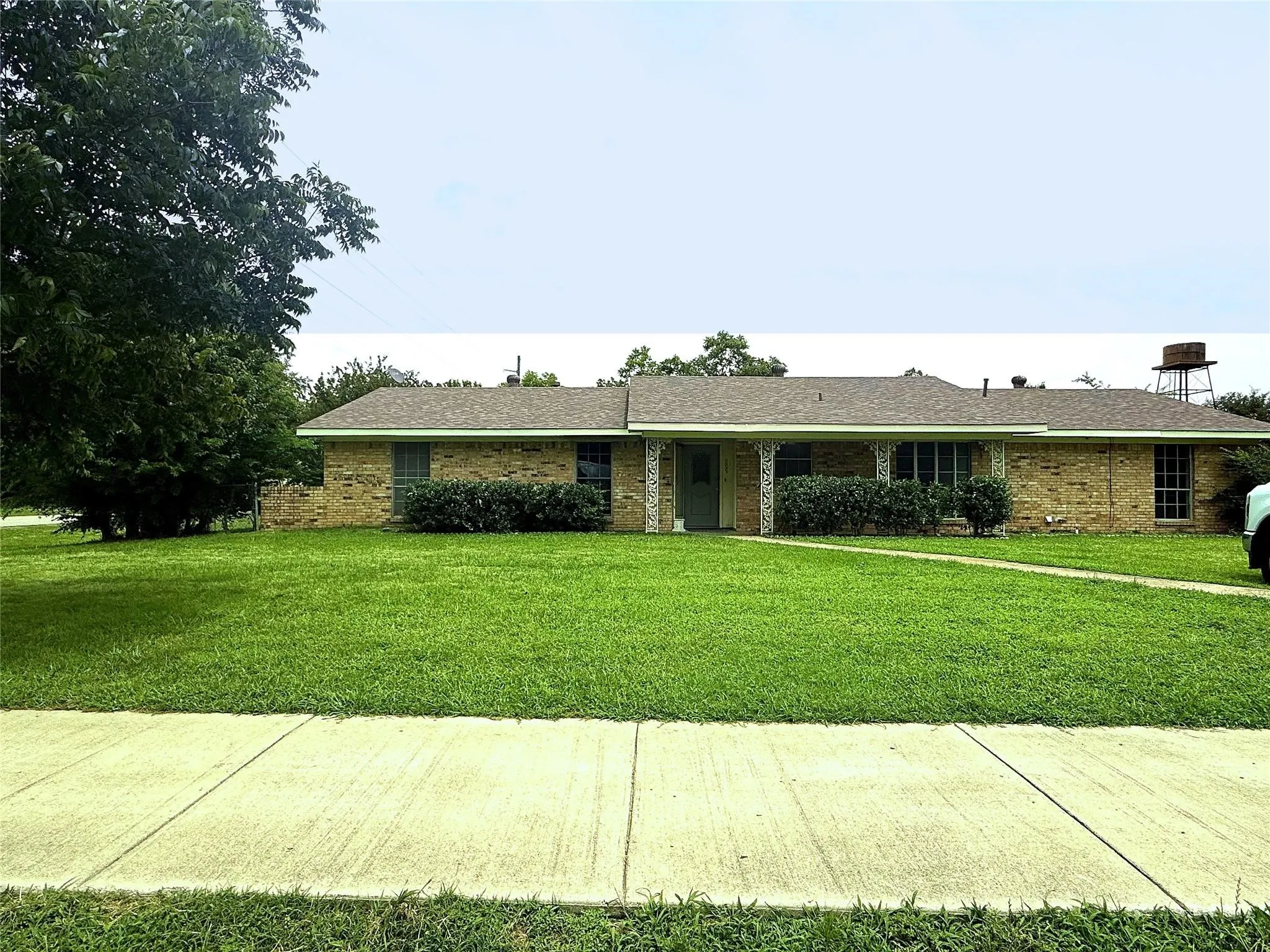 Single Family Residence For Rent in Van Zandt County , 206 N Main Street, Edgewood, Texas 75117, 3 Bedroom, 2 Bathroom, 3 Garage spaces, 1,636 Sqft, built in 1970, Price $1,950, mls#21319463, Real Estate Agent in Edgewood, Homes For Rent in Van Zandt county, Homes For Rent in Edgewood, Realtor in Edgewood Texas, Real Estate Brokerage Independent Realty Texas, Luminita Cordes Realtor