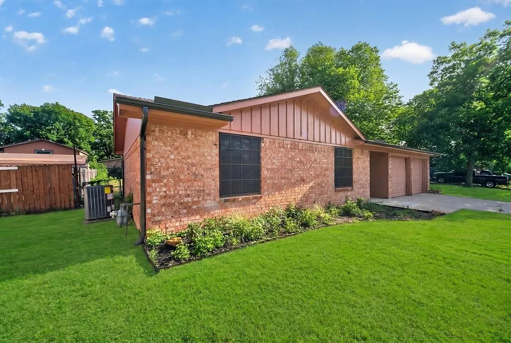 Single Family Residence For Sale in Tarrant County , 3856 Brambleton Place, Forest Hill, Texas 76119, 3 Bedroom, 2 Bathroom, 2 Garage spaces, 1,174 Sqft, built in 1972, mls#21318946, Real Estate Agent in Forest Hill, Homes For Sale in Tarrant county, Homes For Sale in Forest Hill, Realtor in Forest Hill Texas, Real Estate Brokerage Independent Realty Texas, Luminita Cordes Realtor