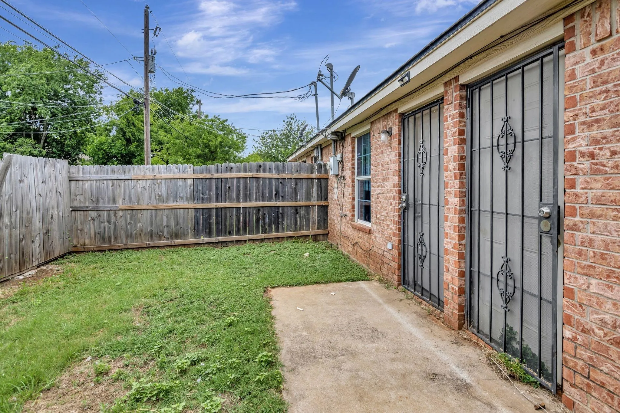 Duplex For Rent in Tarrant County , 1418 Mulkey Street, Fort Worth, Texas 76104, 3 Bedroom, 2 Bathroom, Garage spaces, 1,090 Sqft, built in 2005, mls#21319469, Real Estate Agent in Fort Worth, Homes For Rent in Tarrant county, Homes For Rent in Fort Worth, Realtor in Fort Worth Texas, Real Estate Brokerage Independent Realty Texas, Luminita Cordes Realtor