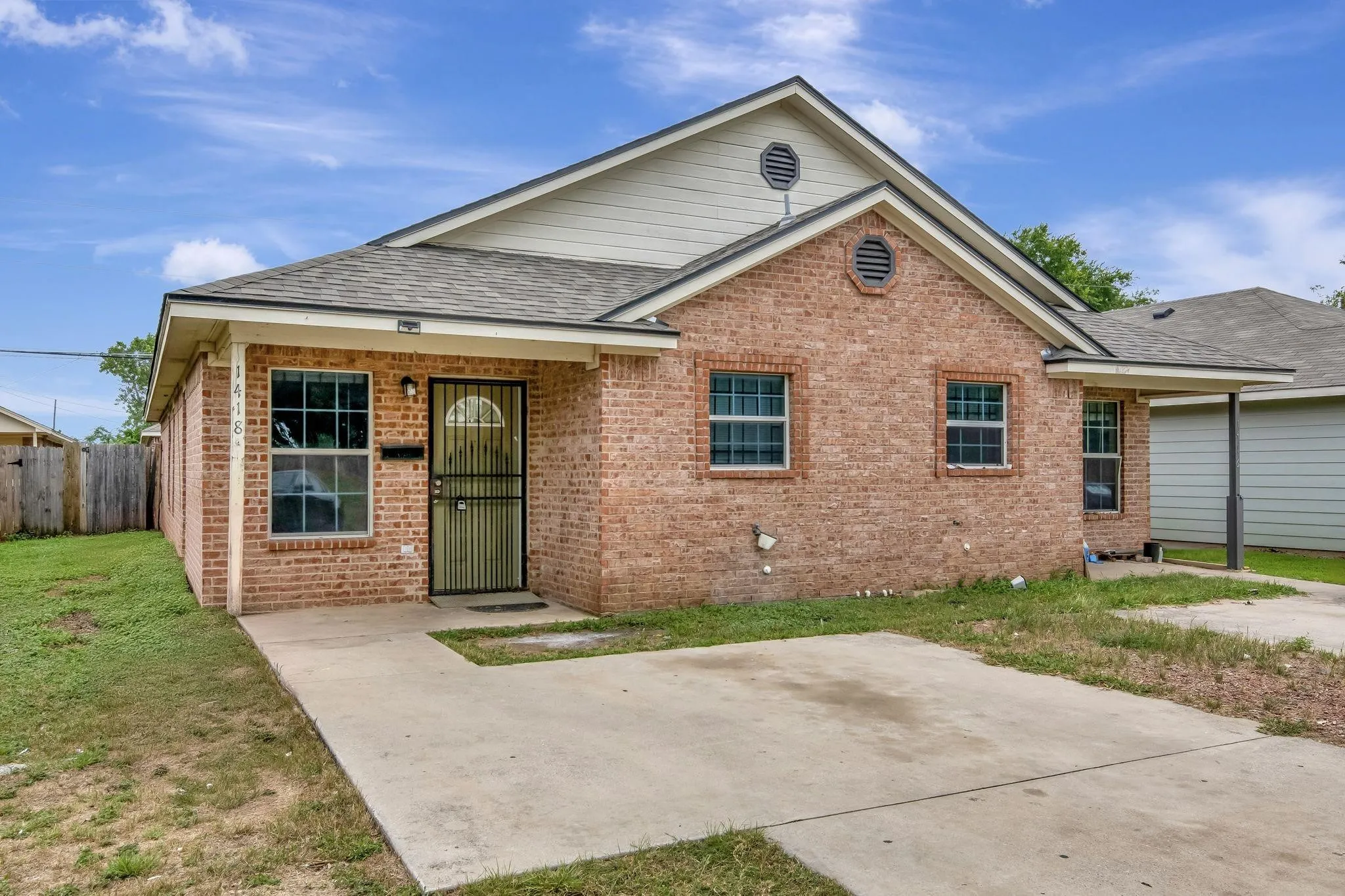 Duplex For Rent in Tarrant County , 1418 Mulkey Street, Fort Worth, Texas 76104, 3 Bedroom, 2 Bathroom, Garage spaces, 1,090 Sqft, built in 2005, mls#21319469, Real Estate Agent in Fort Worth, Homes For Rent in Tarrant county, Homes For Rent in Fort Worth, Realtor in Fort Worth Texas, Real Estate Brokerage Independent Realty Texas, Luminita Cordes Realtor