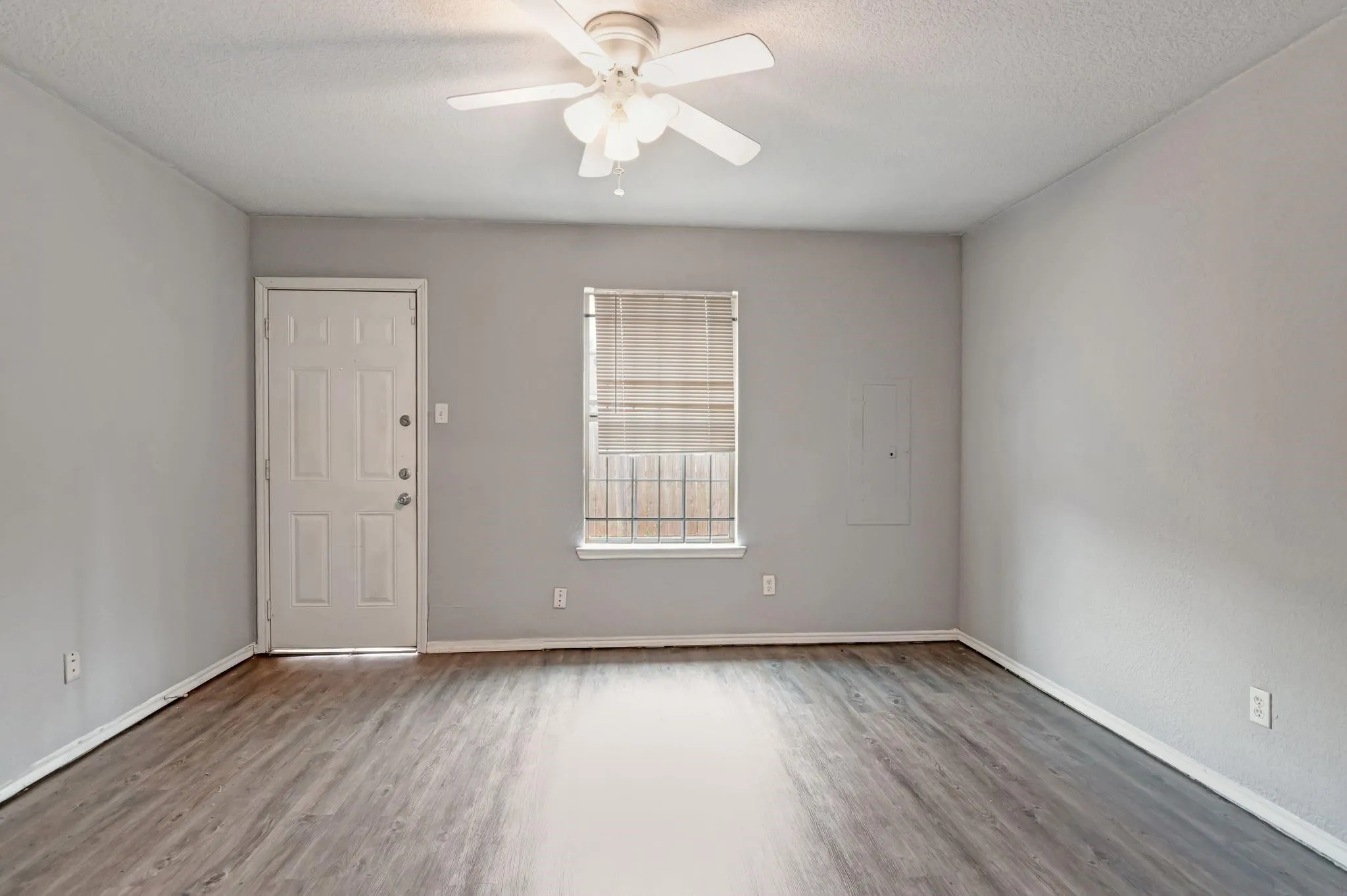 Duplex For Rent in Tarrant County , 1418 Mulkey Street, Fort Worth, Texas 76104, 3 Bedroom, 2 Bathroom, Garage spaces, 1,090 Sqft, built in 2005, mls#21319469, Real Estate Agent in Fort Worth, Homes For Rent in Tarrant county, Homes For Rent in Fort Worth, Realtor in Fort Worth Texas, Real Estate Brokerage Independent Realty Texas, Luminita Cordes Realtor