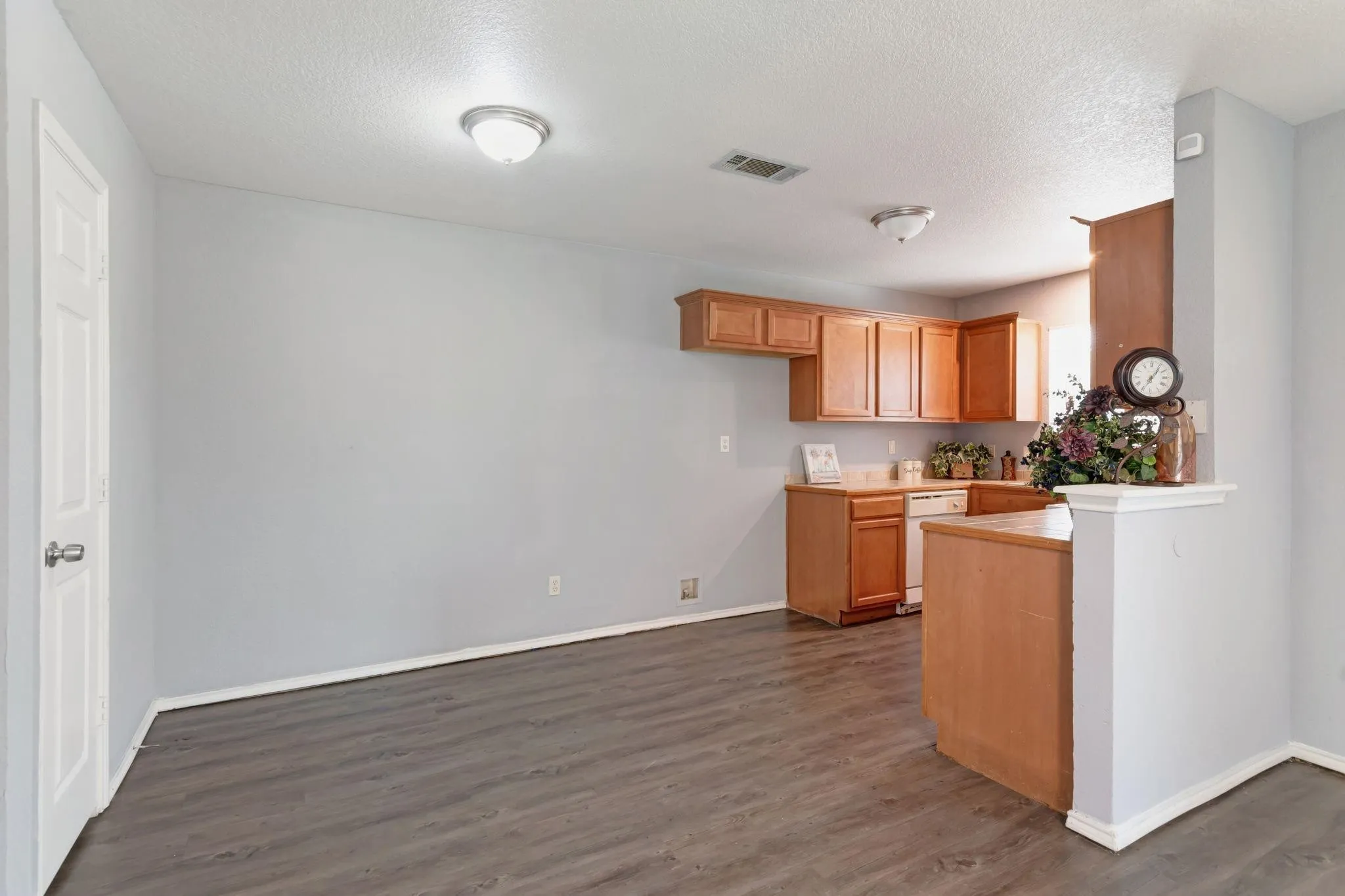 Duplex For Rent in Tarrant County , 1418 Mulkey Street, Fort Worth, Texas 76104, 3 Bedroom, 2 Bathroom, Garage spaces, 1,090 Sqft, built in 2005, mls#21319469, Real Estate Agent in Fort Worth, Homes For Rent in Tarrant county, Homes For Rent in Fort Worth, Realtor in Fort Worth Texas, Real Estate Brokerage Independent Realty Texas, Luminita Cordes Realtor
