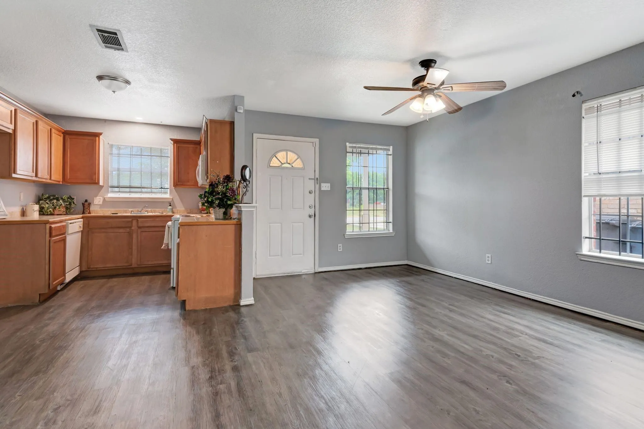 Duplex For Rent in Tarrant County , 1418 Mulkey Street, Fort Worth, Texas 76104, 3 Bedroom, 2 Bathroom, Garage spaces, 1,090 Sqft, built in 2005, mls#21319469, Real Estate Agent in Fort Worth, Homes For Rent in Tarrant county, Homes For Rent in Fort Worth, Realtor in Fort Worth Texas, Real Estate Brokerage Independent Realty Texas, Luminita Cordes Realtor