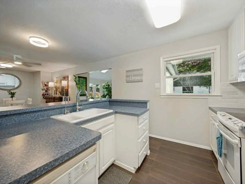 Single Family Residence For Rent in Dallas County , 3032 Hollandale Lane, Farmers Branch, Texas 75234, 3 Bedroom, 2 Bathroom, 2 Garage spaces, 1,735 Sqft, built in 1962, mls#21310913, Real Estate Agent in Farmers Branch, Homes For Rent in Dallas county, Homes For Rent in Farmers Branch, Realtor in Farmers Branch Texas, Real Estate Brokerage Independent Realty Texas, Luminita Cordes Realtor