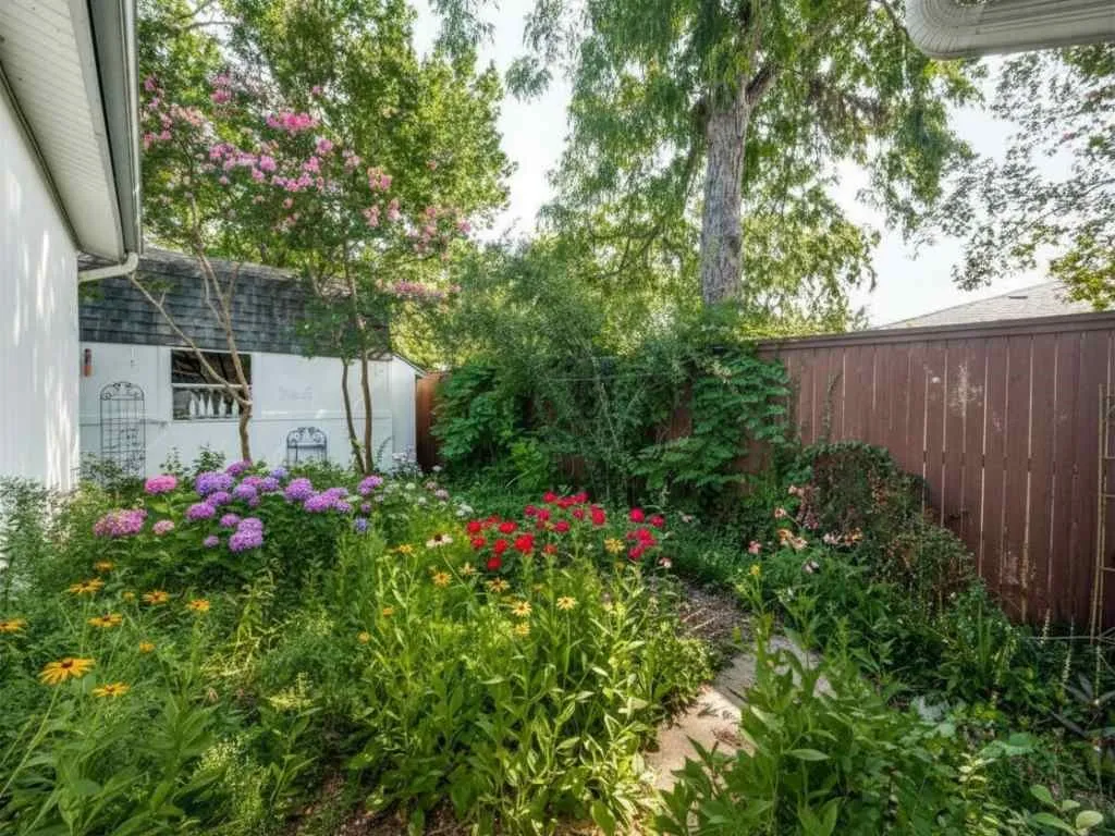 Single Family Residence For Rent in Dallas County , 3032 Hollandale Lane, Farmers Branch, Texas 75234, 3 Bedroom, 2 Bathroom, 2 Garage spaces, 1,735 Sqft, built in 1962, mls#21310913, Real Estate Agent in Farmers Branch, Homes For Rent in Dallas county, Homes For Rent in Farmers Branch, Realtor in Farmers Branch Texas, Real Estate Brokerage Independent Realty Texas, Luminita Cordes Realtor