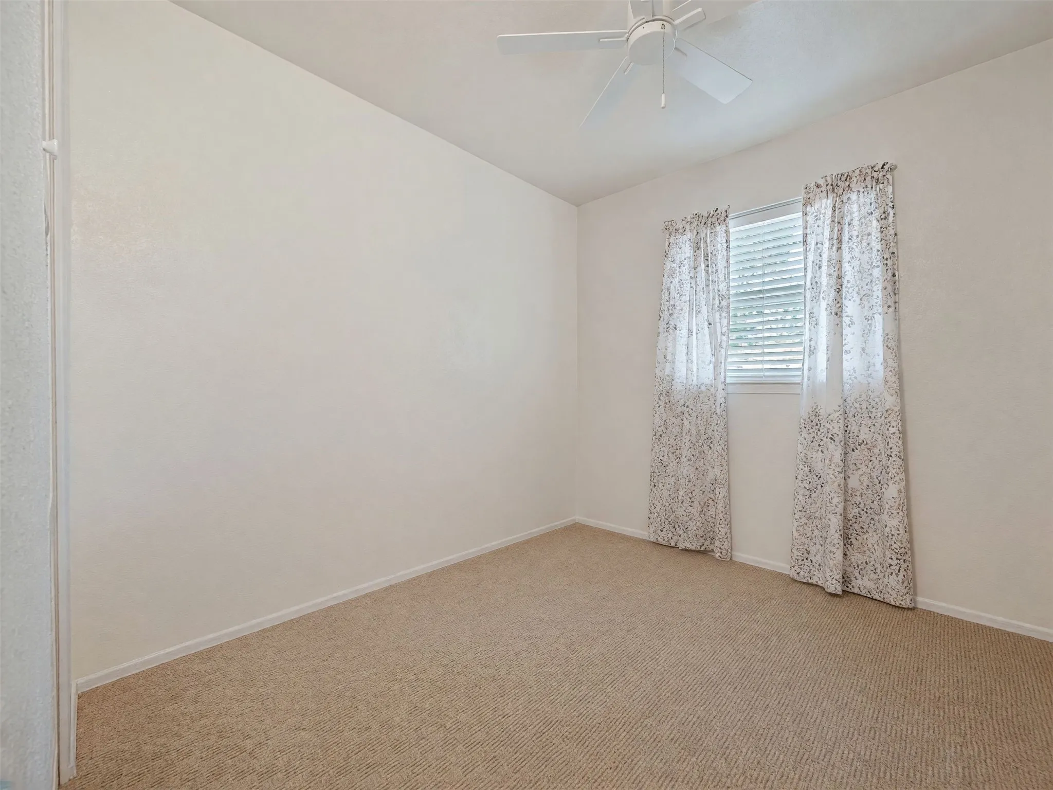 Single Family Residence For Rent in Dallas County , 3032 Hollandale Lane, Farmers Branch, Texas 75234, 3 Bedroom, 2 Bathroom, 2 Garage spaces, 1,735 Sqft, built in 1962, mls#21310913, Real Estate Agent in Farmers Branch, Homes For Rent in Dallas county, Homes For Rent in Farmers Branch, Realtor in Farmers Branch Texas, Real Estate Brokerage Independent Realty Texas, Luminita Cordes Realtor