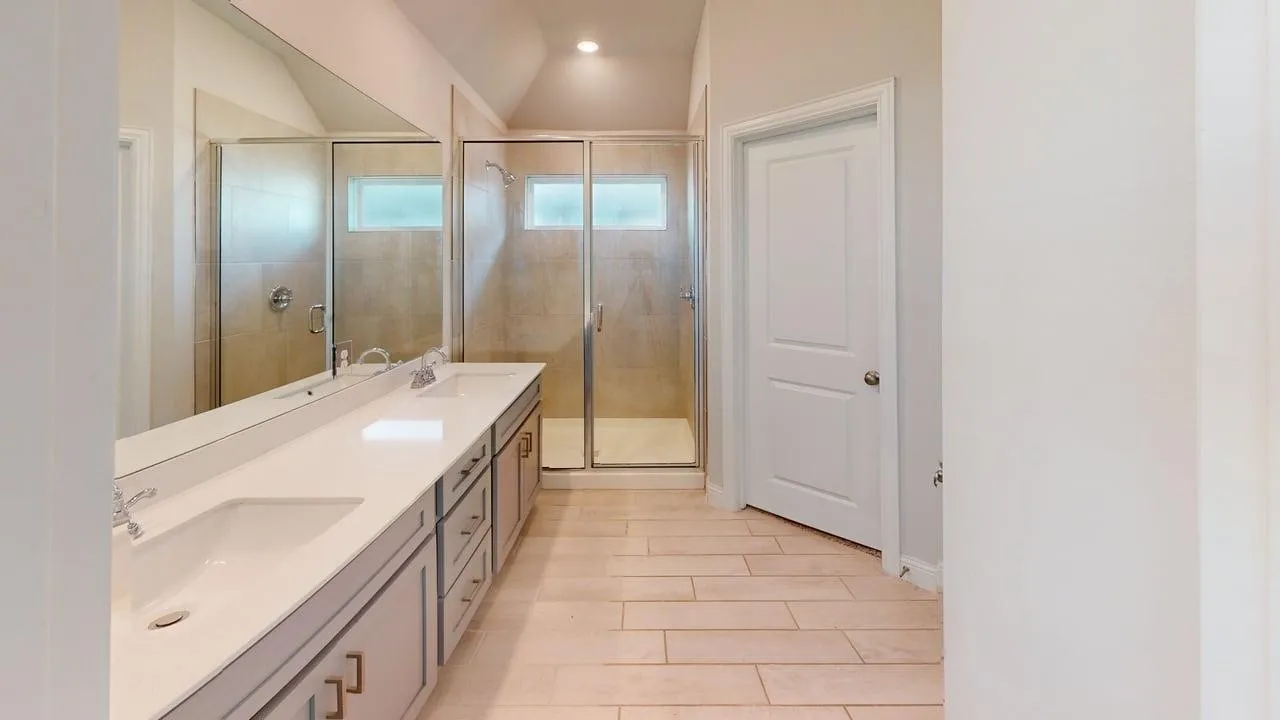 Dual vanity with integrated sinks and a continuous mirror