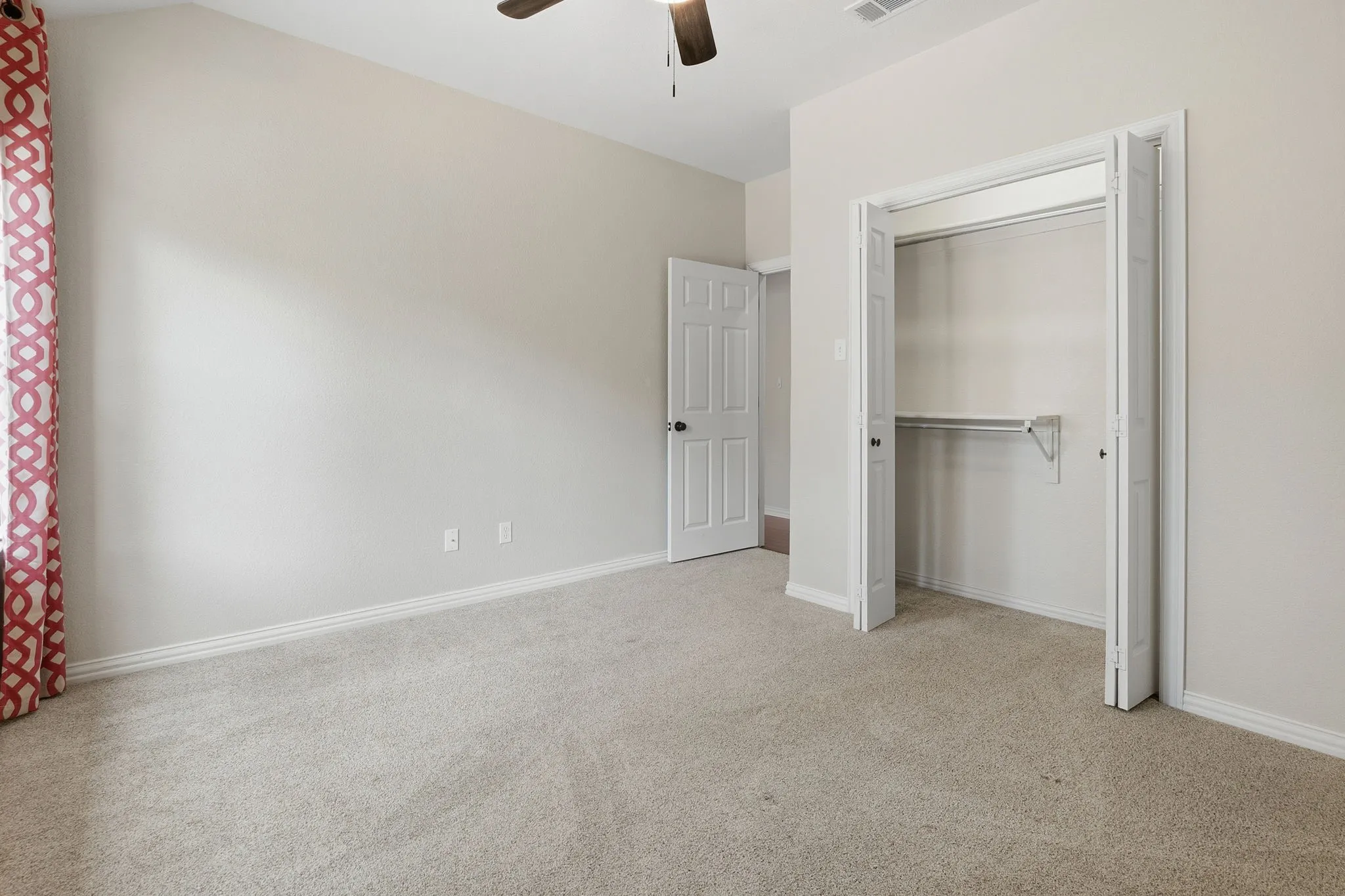 Single Family Residence For Sale in Rockwall County , 6107 Volunteer Place, Rockwall, Texas 75032, 4 Bedroom, 3 Bathroom, 3 Garage spaces, 3,096 Sqft, built in 1995, mls#21316384, Real Estate Agent in Rockwall, Homes For Sale in Rockwall county, Homes For Sale in Rockwall, Realtor in Rockwall Texas, Real Estate Brokerage Independent Realty Texas, Luminita Cordes Realtor