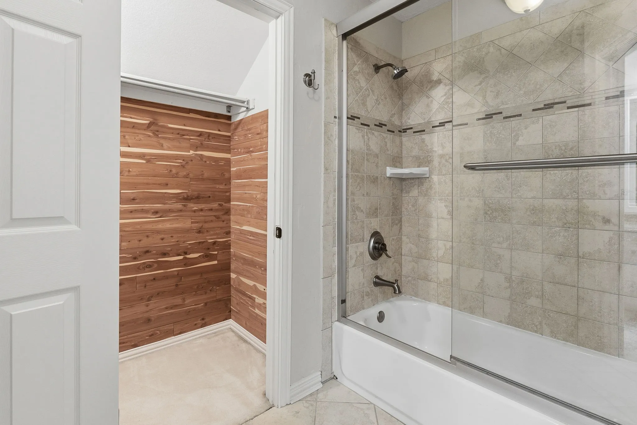 Single Family Residence For Sale in Rockwall County , 6107 Volunteer Place, Rockwall, Texas 75032, 4 Bedroom, 3 Bathroom, 3 Garage spaces, 3,096 Sqft, built in 1995, mls#21316384, Real Estate Agent in Rockwall, Homes For Sale in Rockwall county, Homes For Sale in Rockwall, Realtor in Rockwall Texas, Real Estate Brokerage Independent Realty Texas, Luminita Cordes Realtor