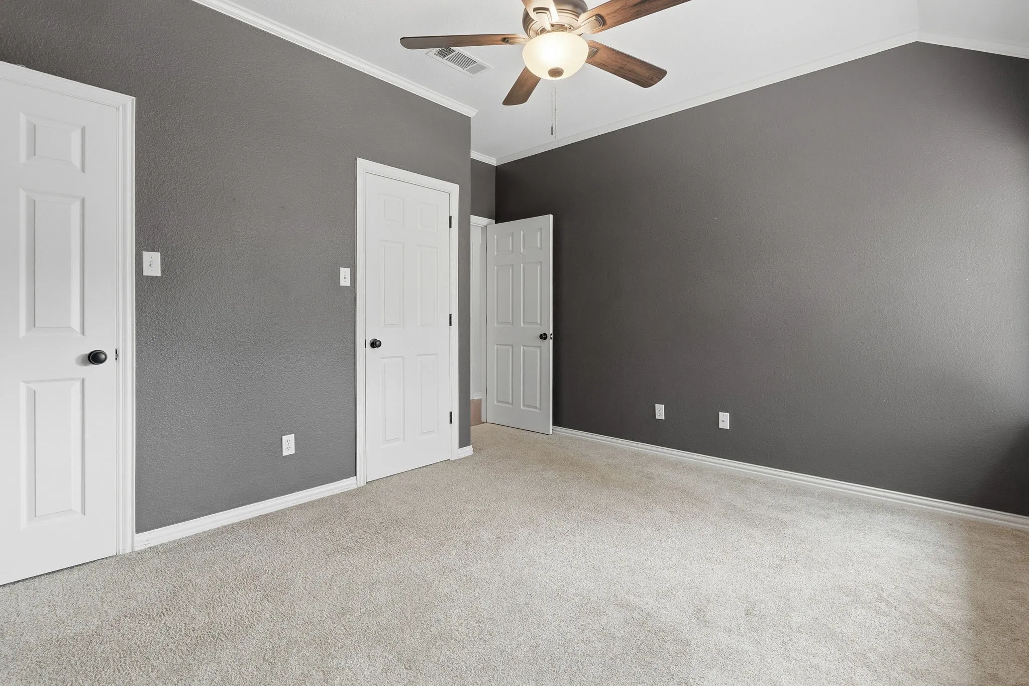 Single Family Residence For Sale in Rockwall County , 6107 Volunteer Place, Rockwall, Texas 75032, 4 Bedroom, 3 Bathroom, 3 Garage spaces, 3,096 Sqft, built in 1995, mls#21316384, Real Estate Agent in Rockwall, Homes For Sale in Rockwall county, Homes For Sale in Rockwall, Realtor in Rockwall Texas, Real Estate Brokerage Independent Realty Texas, Luminita Cordes Realtor