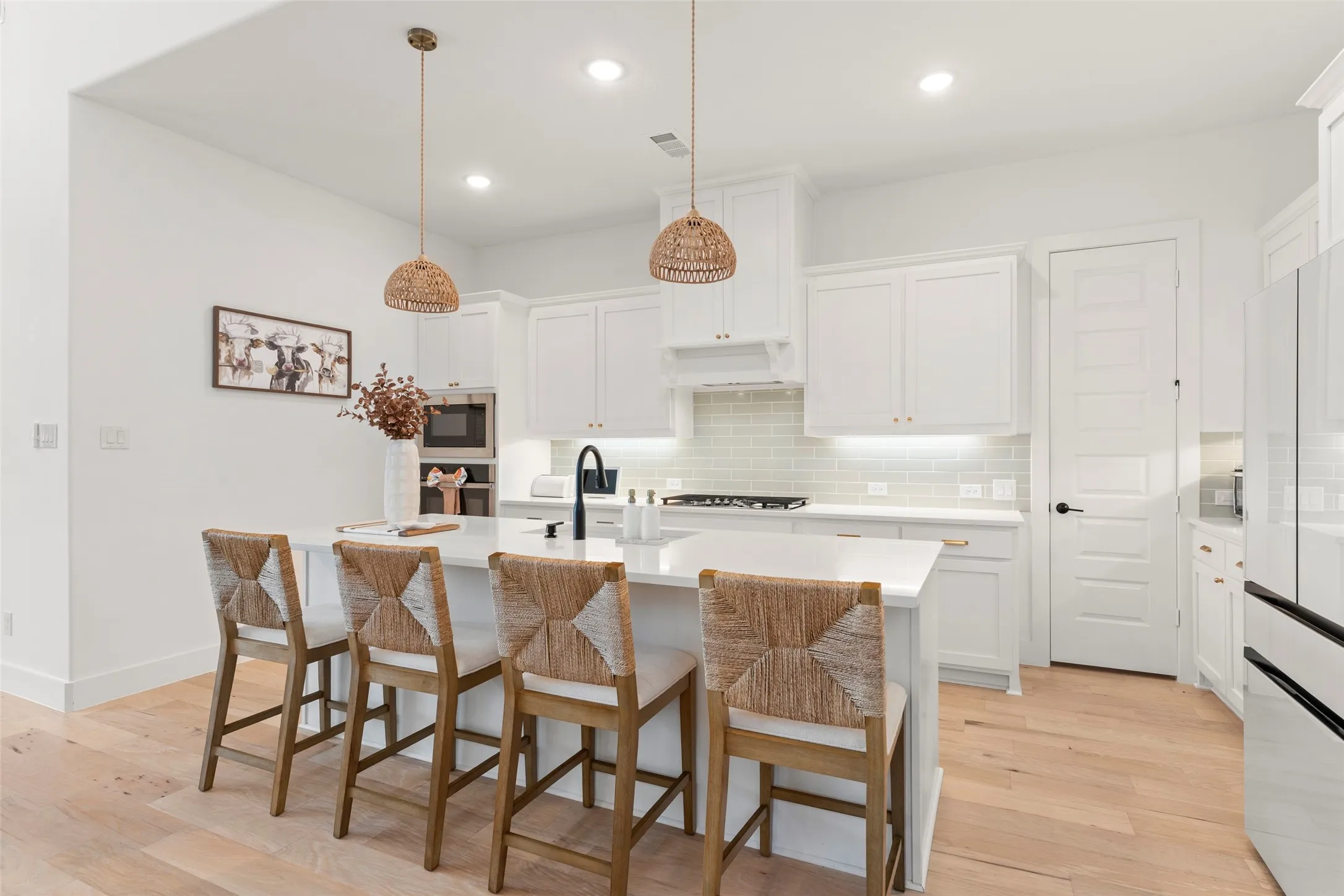 Kitchen w quartz countertops, ss app, gas cooktop, under cab lighting, pot and pan drawers..