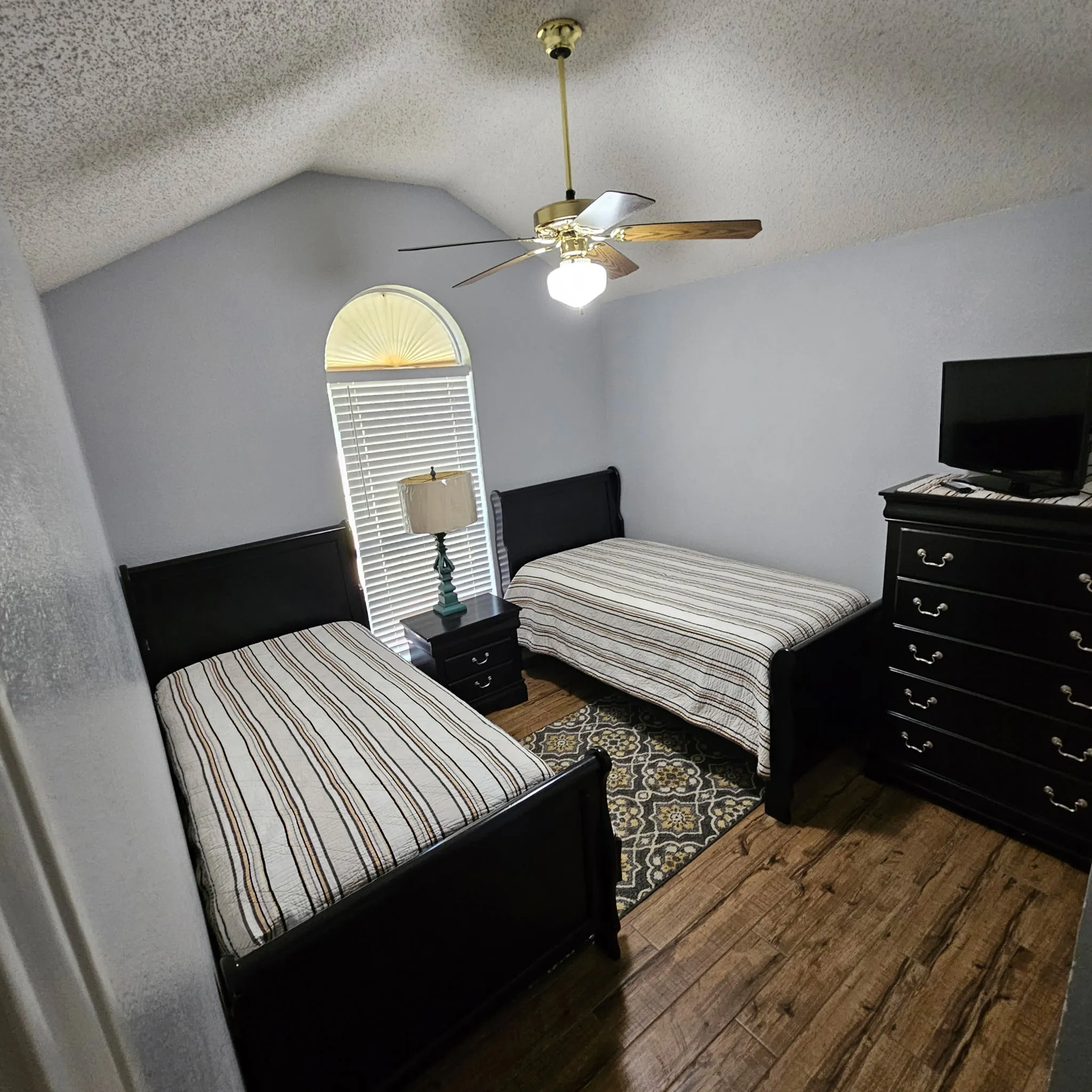 Single Family Residence For Sale in Ellis County , 421 Bluebonnet Lane, Red Oak, Texas 75154, 3 Bedroom, 2 Bathroom, 3 Garage spaces, 1,757 Sqft, built in 1998, mls#21319236, Real Estate Agent in Red Oak, Homes For Sale in Ellis county, Homes For Sale in Red Oak, Realtor in Red Oak Texas, Real Estate Brokerage Independent Realty Texas, Luminita Cordes Realtor