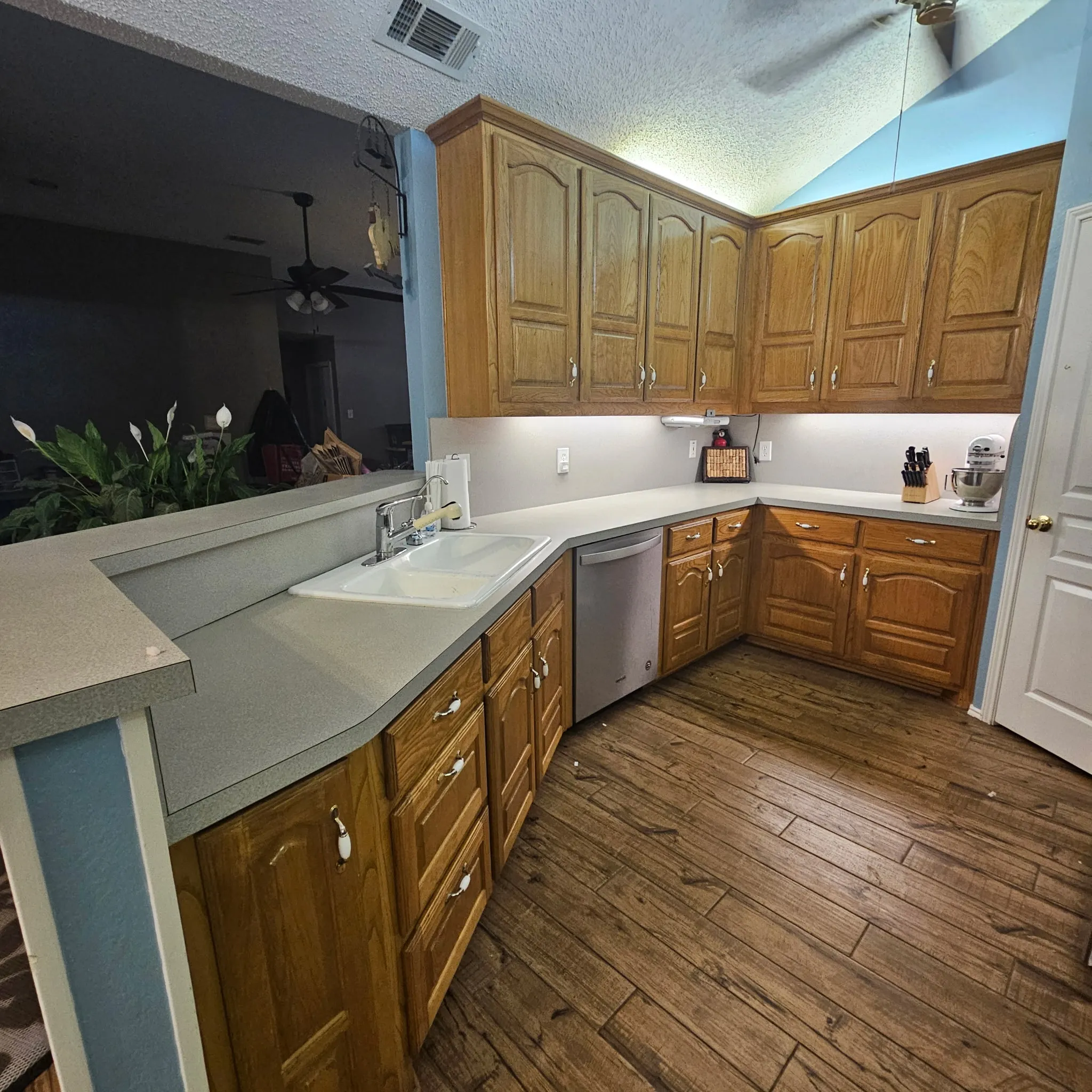 Single Family Residence For Sale in Ellis County , 421 Bluebonnet Lane, Red Oak, Texas 75154, 3 Bedroom, 2 Bathroom, 3 Garage spaces, 1,757 Sqft, built in 1998, mls#21319236, Real Estate Agent in Red Oak, Homes For Sale in Ellis county, Homes For Sale in Red Oak, Realtor in Red Oak Texas, Real Estate Brokerage Independent Realty Texas, Luminita Cordes Realtor