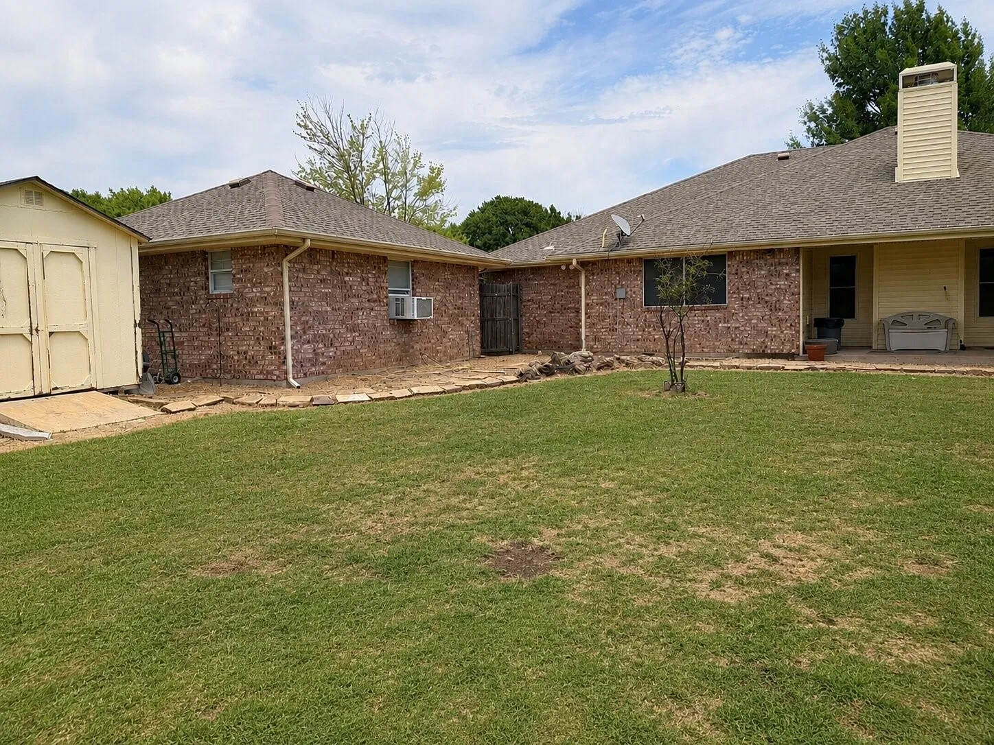 Single Family Residence For Sale in Ellis County , 421 Bluebonnet Lane, Red Oak, Texas 75154, 3 Bedroom, 2 Bathroom, 3 Garage spaces, 1,757 Sqft, built in 1998, mls#21319236, Real Estate Agent in Red Oak, Homes For Sale in Ellis county, Homes For Sale in Red Oak, Realtor in Red Oak Texas, Real Estate Brokerage Independent Realty Texas, Luminita Cordes Realtor
