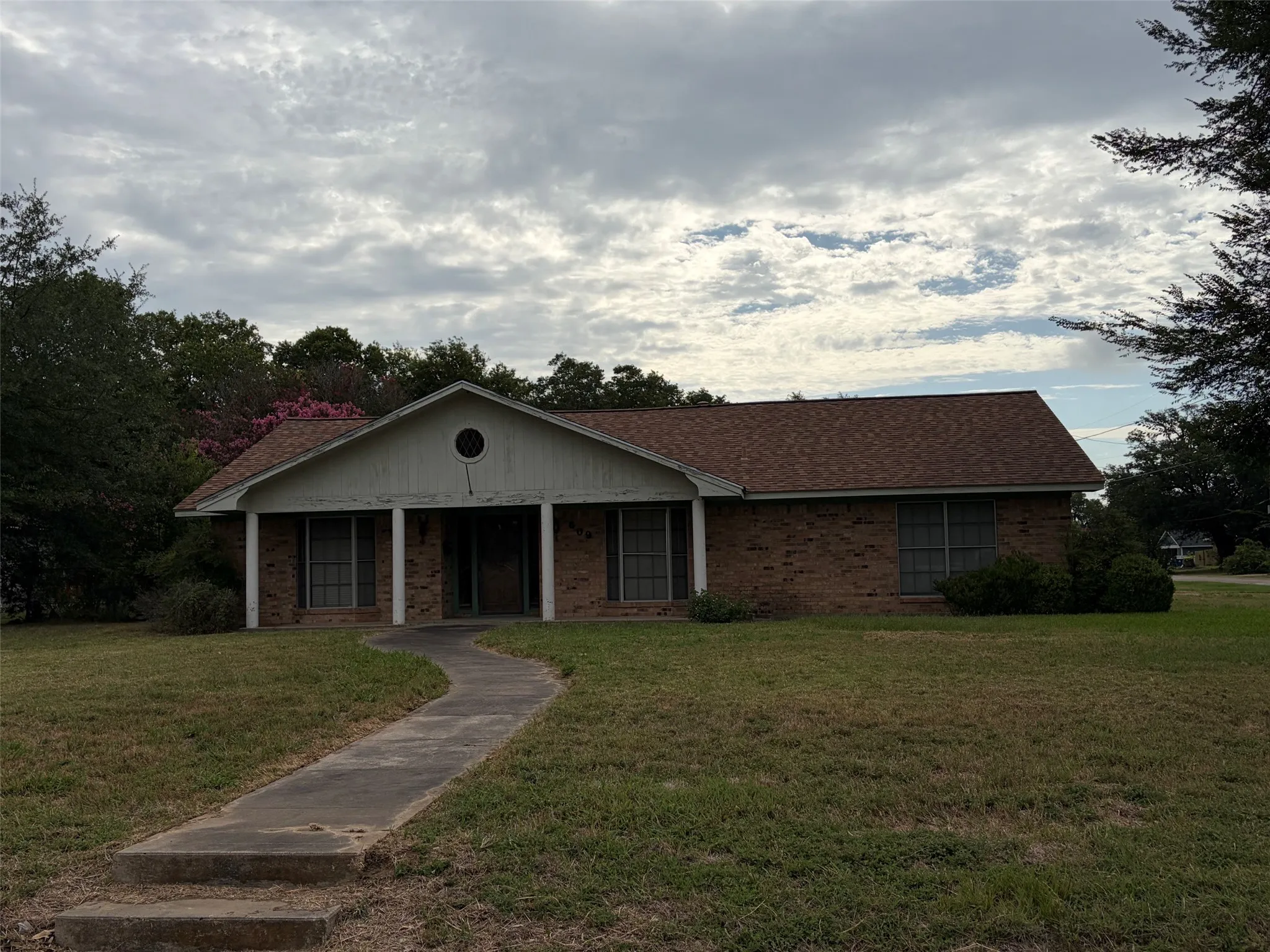 Single Family Residence For Sale in Limestone County , 609 S Ross Avenue, Mexia, Texas 76667, 3 Bedroom, 2 Bathroom, 2 Garage spaces, 2,346 Sqft, built in 1989, mls#21319516, Real Estate Agent in Mexia, Homes For Sale in Limestone county, Homes For Sale in Mexia, Realtor in Mexia Texas, Real Estate Brokerage Independent Realty Texas, Luminita Cordes Realtor