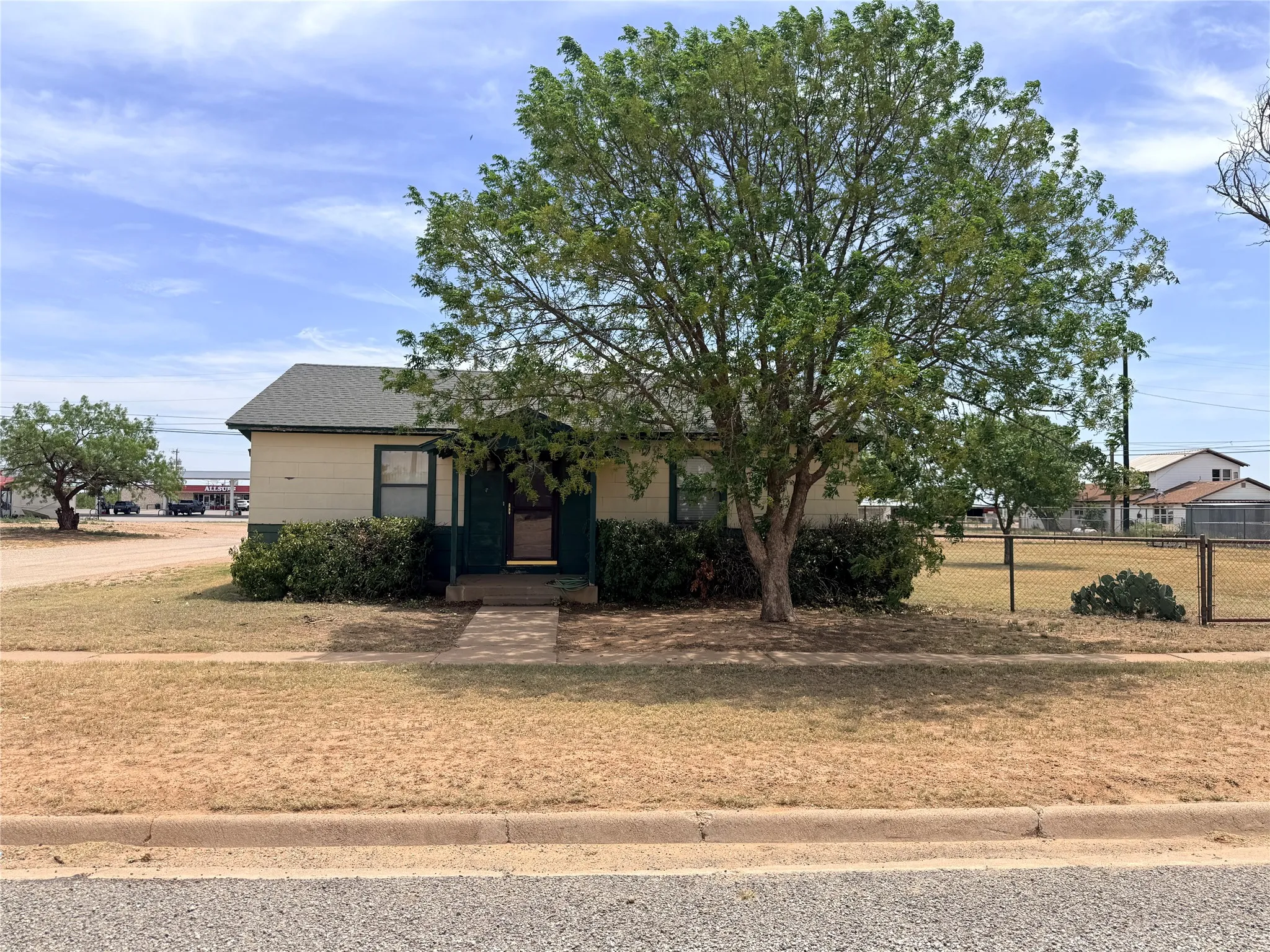 Single Family Residence For Sale in Stonewall County , 901 S Washington Avenue, Aspermont, Texas 79502, 3 Bedroom, 2 Bathroom, Garage spaces, 1,488 Sqft, built in 1950, mls#21316912, Real Estate Agent in Aspermont, Homes For Sale in Stonewall county, Homes For Sale in Aspermont, Realtor in Aspermont Texas, Real Estate Brokerage Independent Realty Texas, Luminita Cordes Realtor