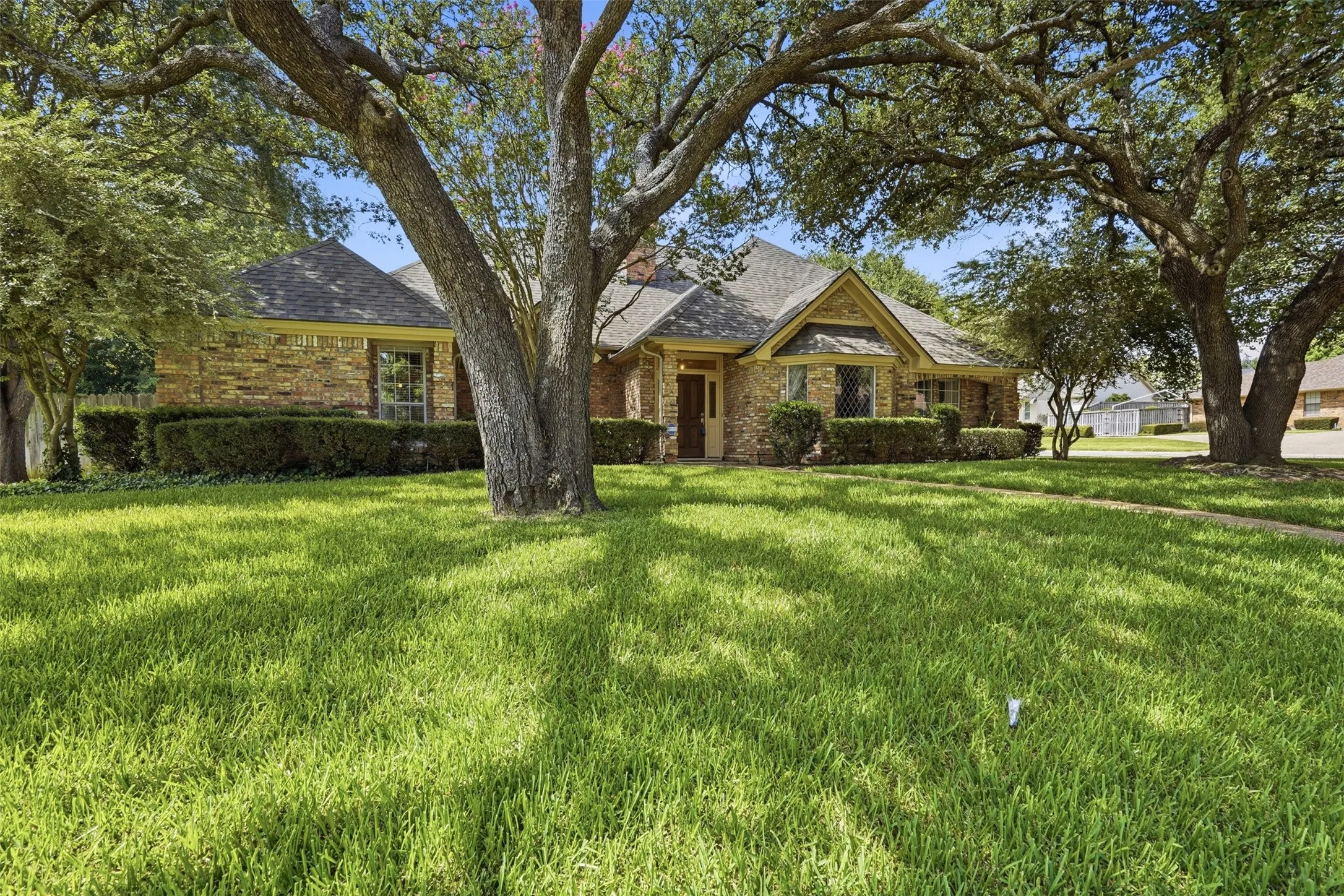 Single Family Residence For Sale in Johnson County , 907 Hemphill Drive, Cleburne, Texas 76033, 4 Bedroom, 3 Bathroom, 2 Garage spaces, 3,100 Sqft, built in 1987, mls#21318333, Real Estate Agent in Cleburne, Homes For Sale in Johnson county, Homes For Sale in Cleburne, Realtor in Cleburne Texas, Real Estate Brokerage Independent Realty Texas, Luminita Cordes Realtor