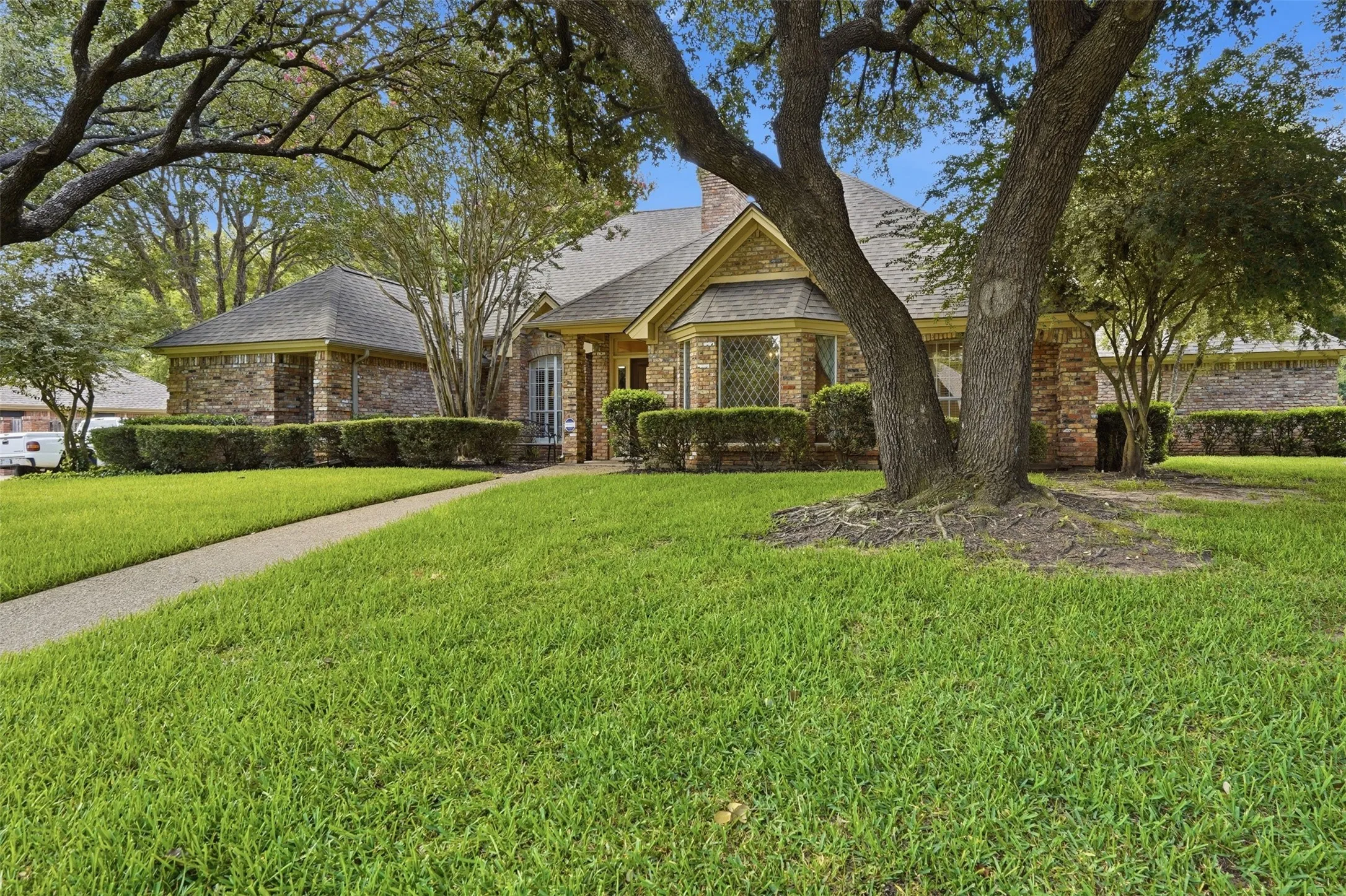 Single Family Residence For Sale in Johnson County , 907 Hemphill Drive, Cleburne, Texas 76033, 4 Bedroom, 3 Bathroom, 2 Garage spaces, 3,100 Sqft, built in 1987, mls#21318333, Real Estate Agent in Cleburne, Homes For Sale in Johnson county, Homes For Sale in Cleburne, Realtor in Cleburne Texas, Real Estate Brokerage Independent Realty Texas, Luminita Cordes Realtor