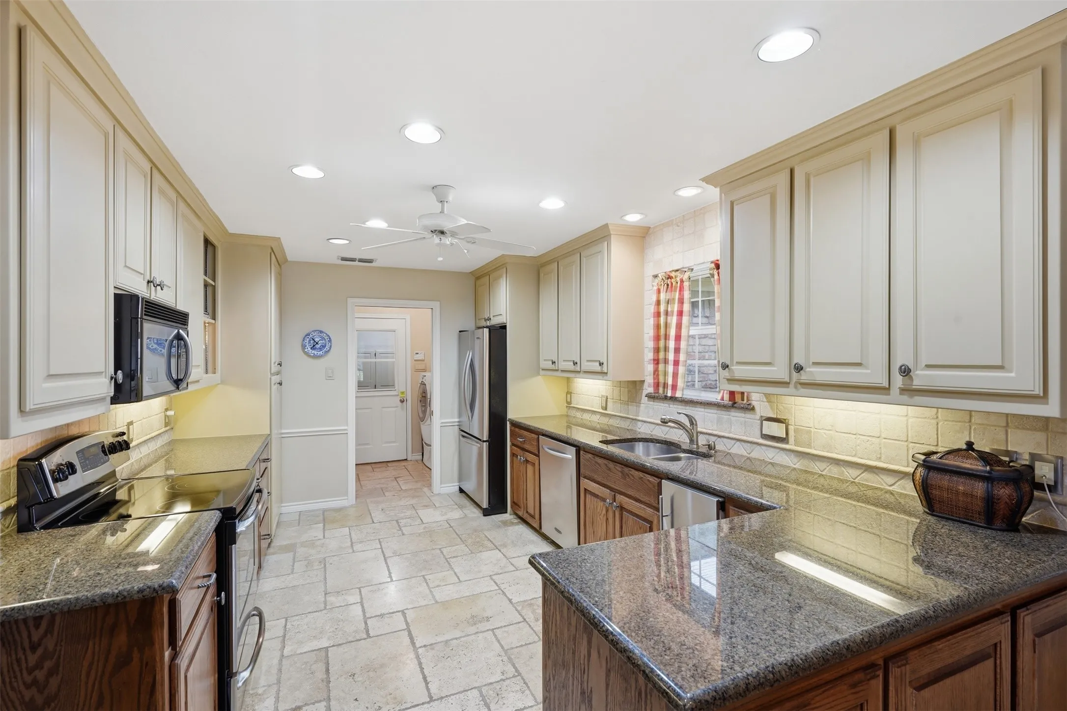 Single Family Residence For Sale in Johnson County , 907 Hemphill Drive, Cleburne, Texas 76033, 4 Bedroom, 3 Bathroom, 2 Garage spaces, 3,100 Sqft, built in 1987, mls#21318333, Real Estate Agent in Cleburne, Homes For Sale in Johnson county, Homes For Sale in Cleburne, Realtor in Cleburne Texas, Real Estate Brokerage Independent Realty Texas, Luminita Cordes Realtor