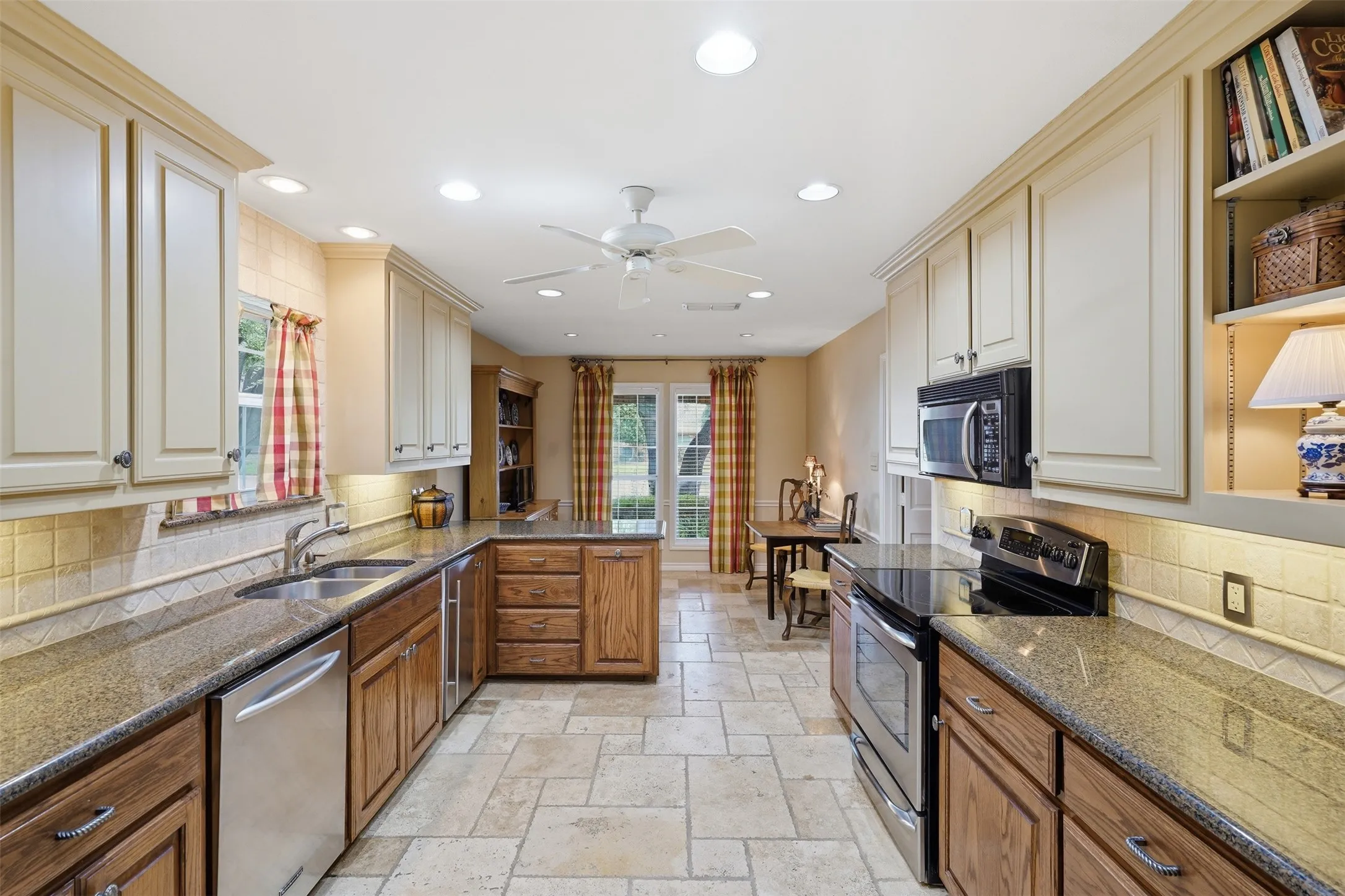 Single Family Residence For Sale in Johnson County , 907 Hemphill Drive, Cleburne, Texas 76033, 4 Bedroom, 3 Bathroom, 2 Garage spaces, 3,100 Sqft, built in 1987, mls#21318333, Real Estate Agent in Cleburne, Homes For Sale in Johnson county, Homes For Sale in Cleburne, Realtor in Cleburne Texas, Real Estate Brokerage Independent Realty Texas, Luminita Cordes Realtor