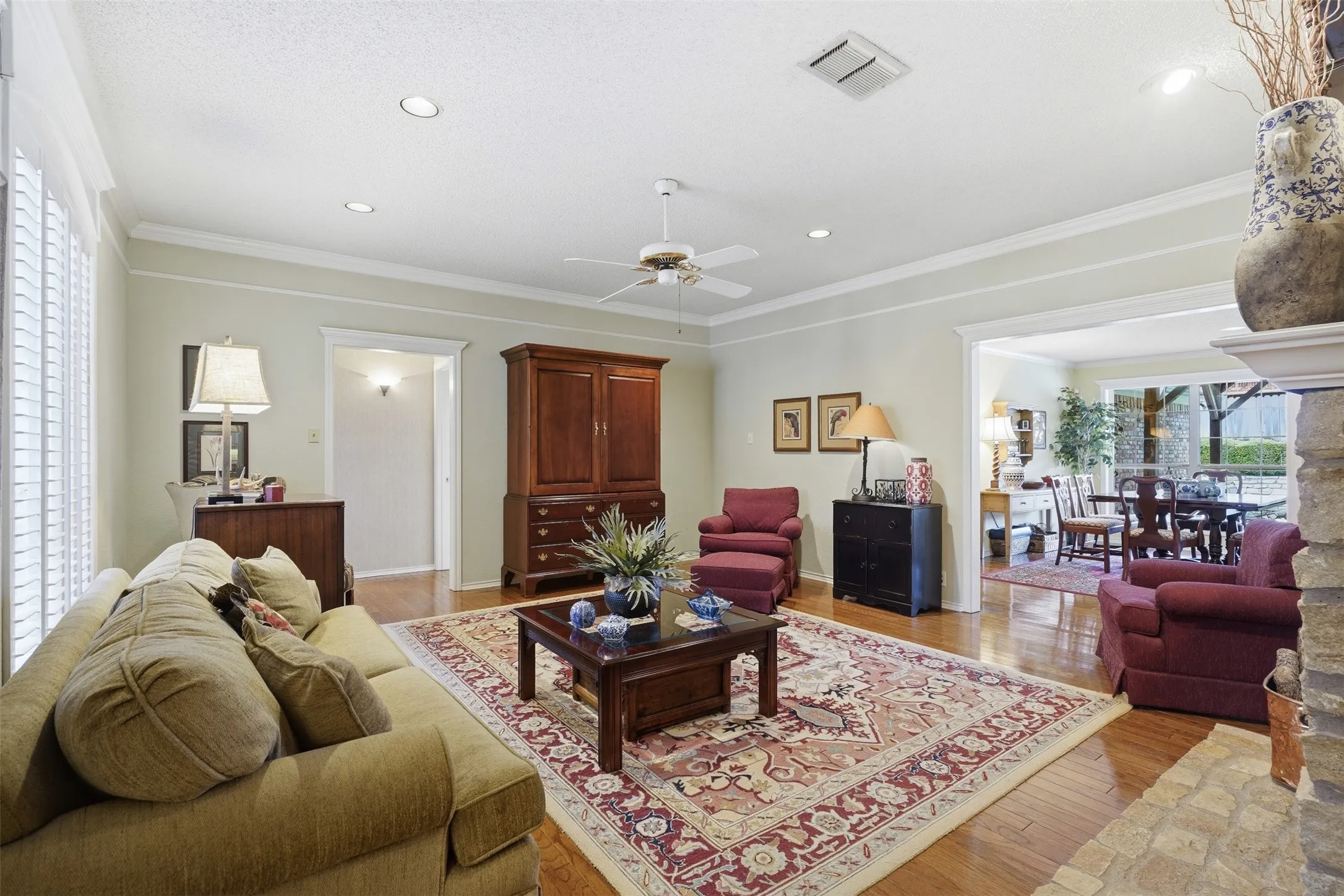 Single Family Residence For Sale in Johnson County , 907 Hemphill Drive, Cleburne, Texas 76033, 4 Bedroom, 3 Bathroom, 2 Garage spaces, 3,100 Sqft, built in 1987, mls#21318333, Real Estate Agent in Cleburne, Homes For Sale in Johnson county, Homes For Sale in Cleburne, Realtor in Cleburne Texas, Real Estate Brokerage Independent Realty Texas, Luminita Cordes Realtor