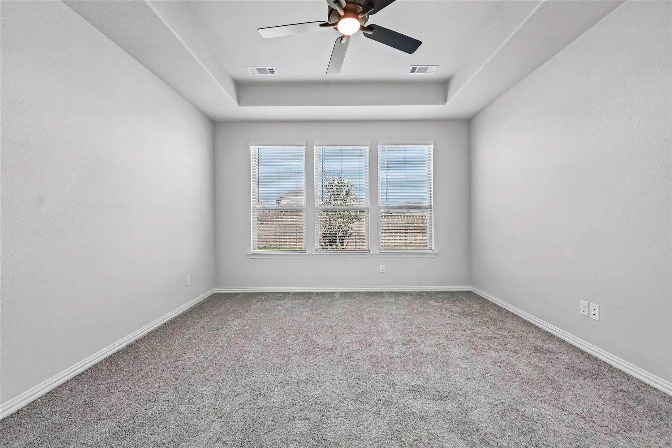 Tray ceiling with a ceiling fan