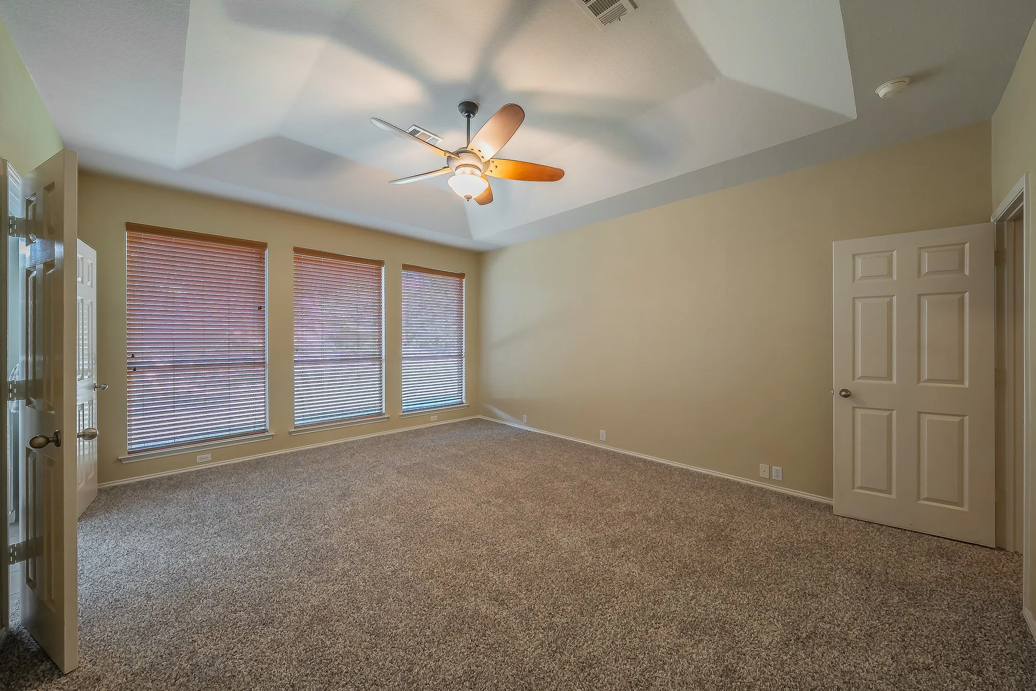 Single Family Residence For Sale in Tarrant County , 3001 Saint Lynda Drive, Mansfield, Texas 76063, 5 Bedroom, 4 Bathroom, 3 Garage spaces, 3,381 Sqft, built in 2002, mls#21260785, Real Estate Agent in Mansfield, Homes For Sale in Tarrant county, Homes For Sale in Mansfield, Realtor in Mansfield Texas, Real Estate Brokerage Independent Realty Texas, Luminita Cordes Realtor